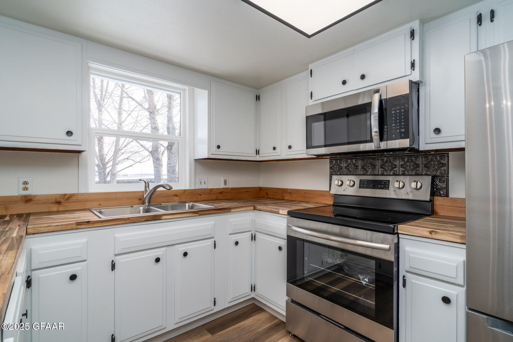 17052 15TH Street NE