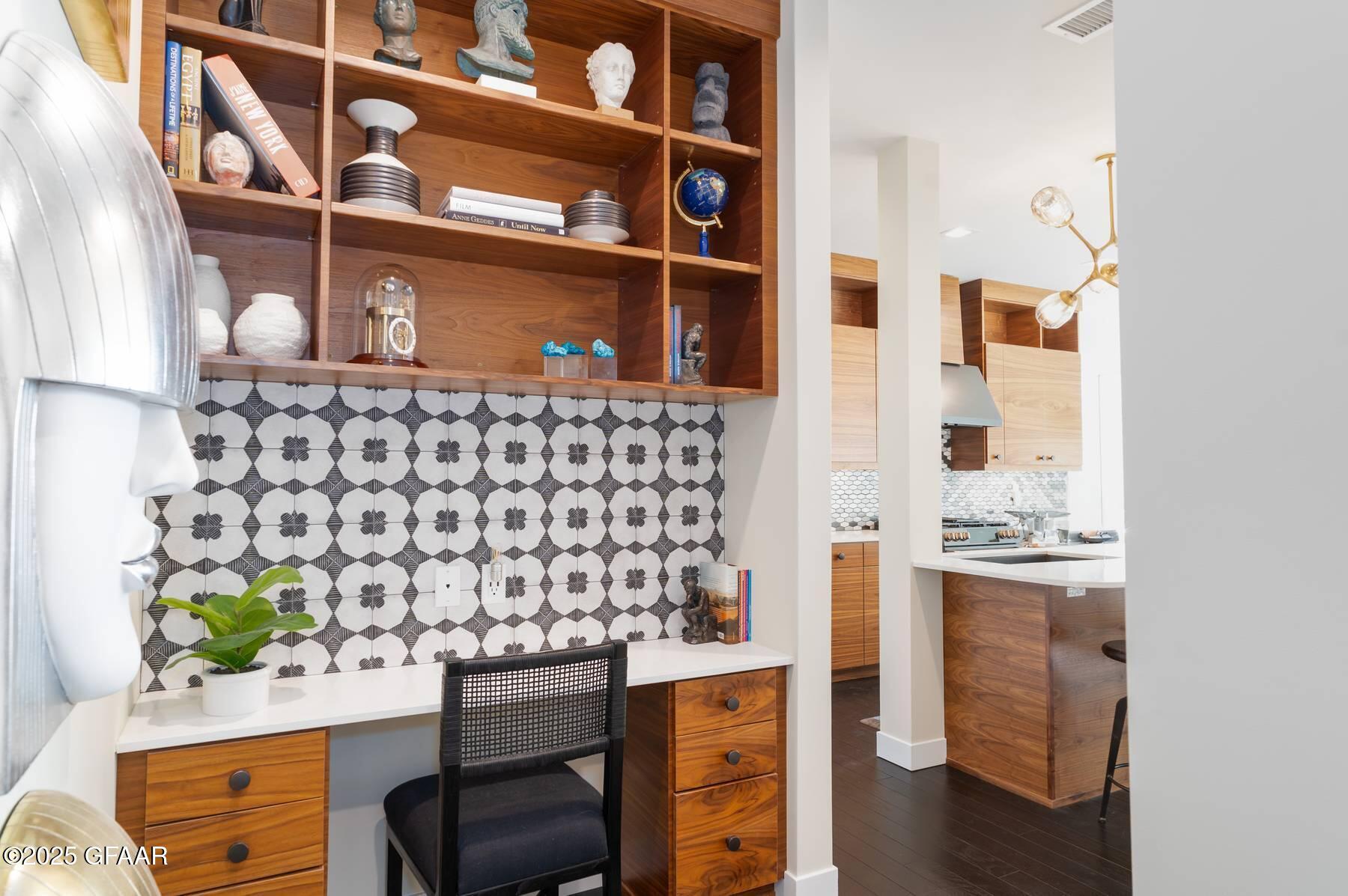 15 4TH Street S, 402