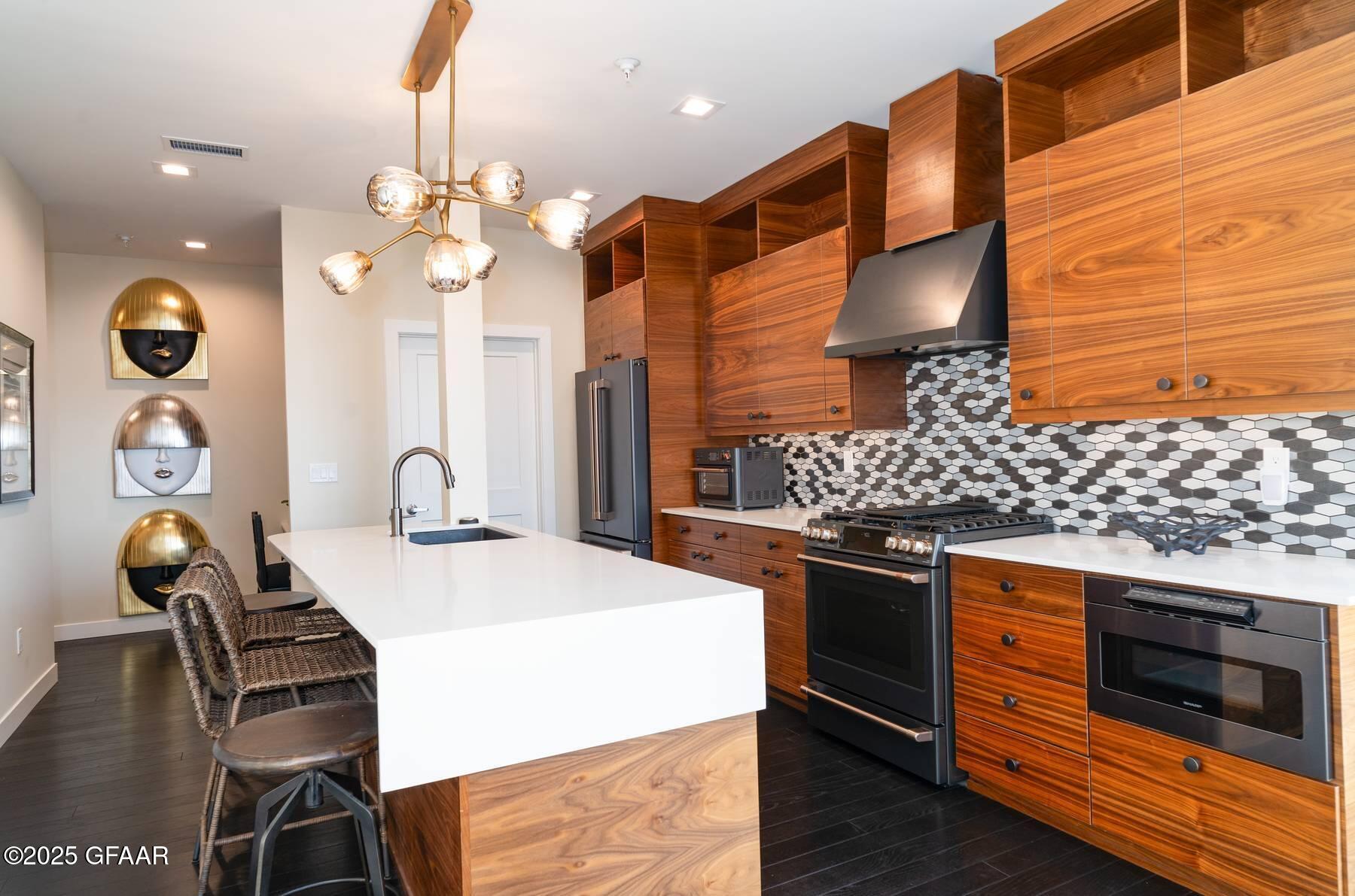 15 4TH Street S, 402