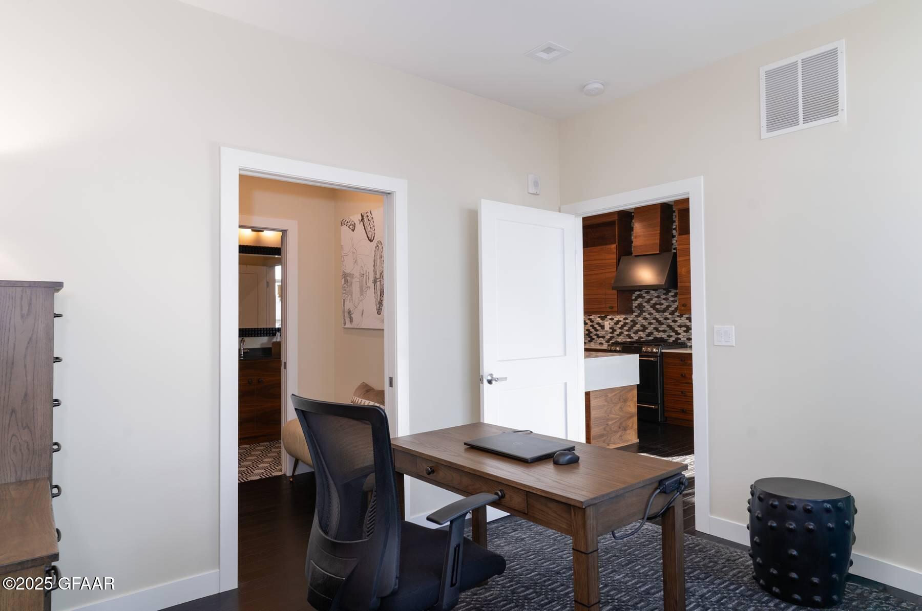 15 4TH Street S, 402