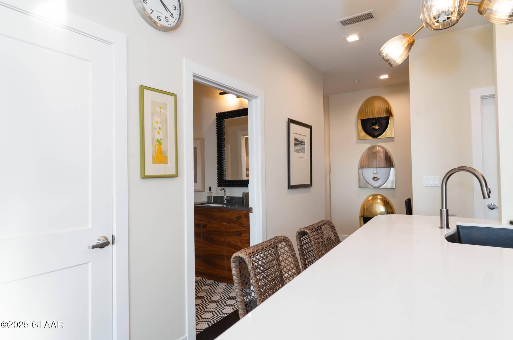 15 4TH Street S, 402