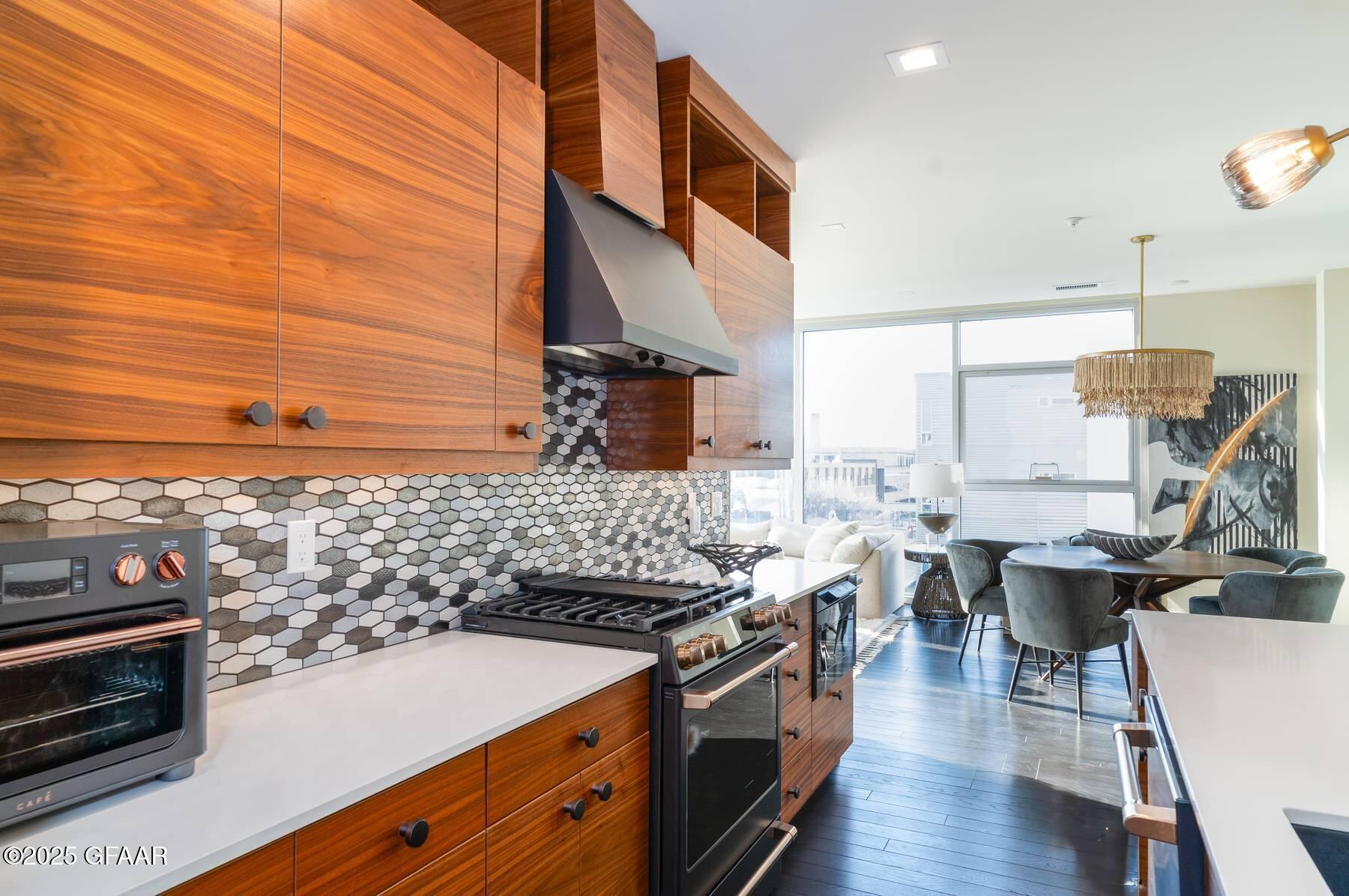 15 4TH Street S, 402
