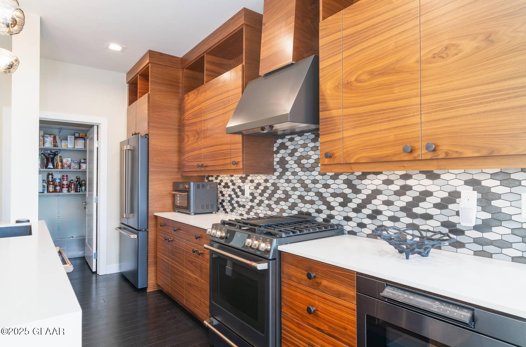 15 4TH Street S, 402
