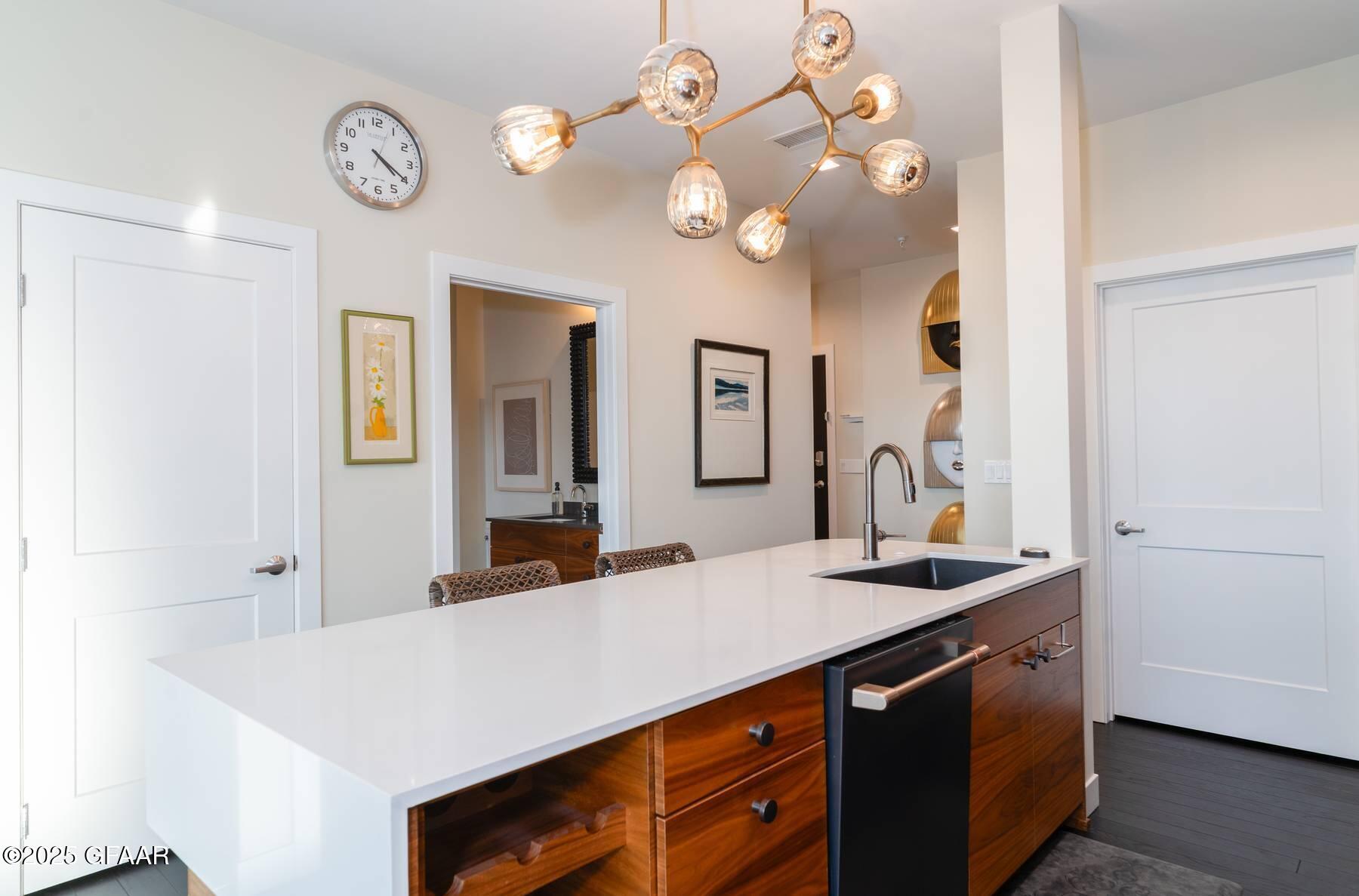 15 4TH Street S, 402