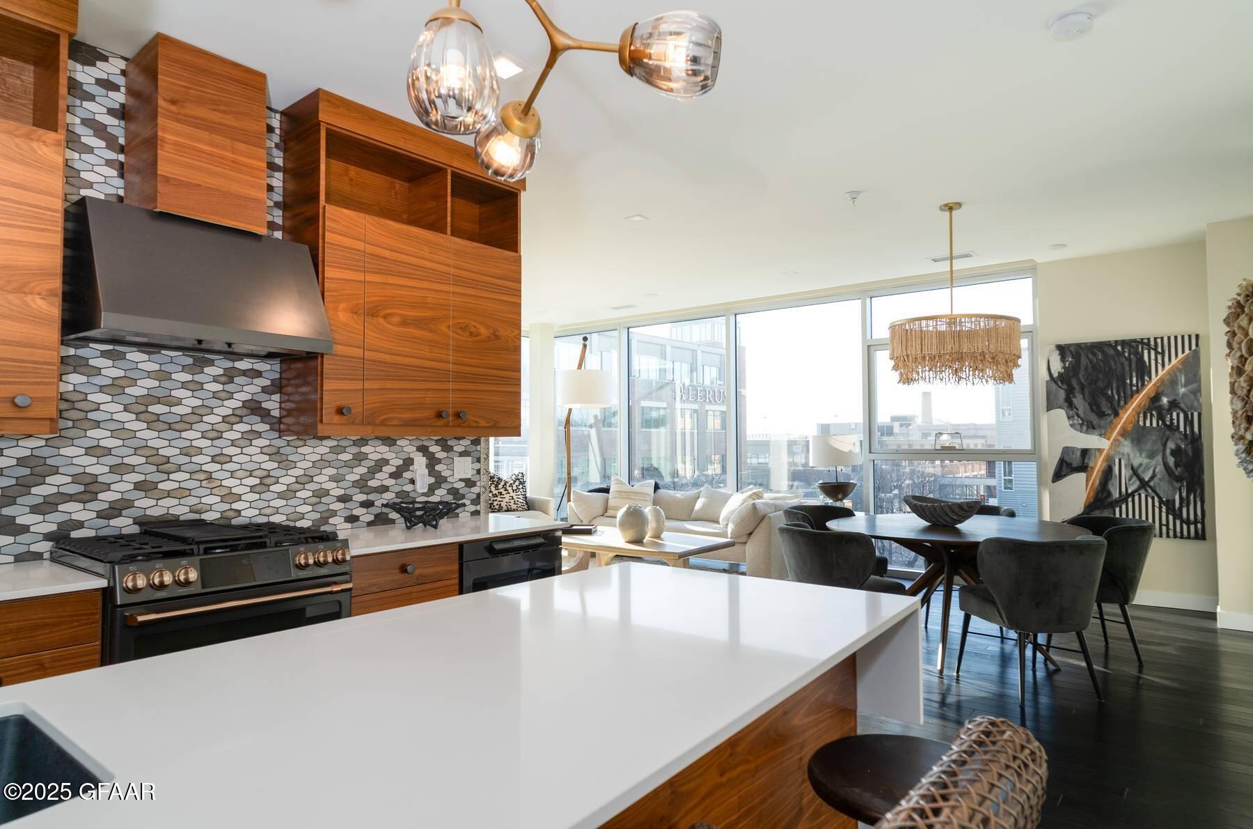 15 4TH Street S, 402