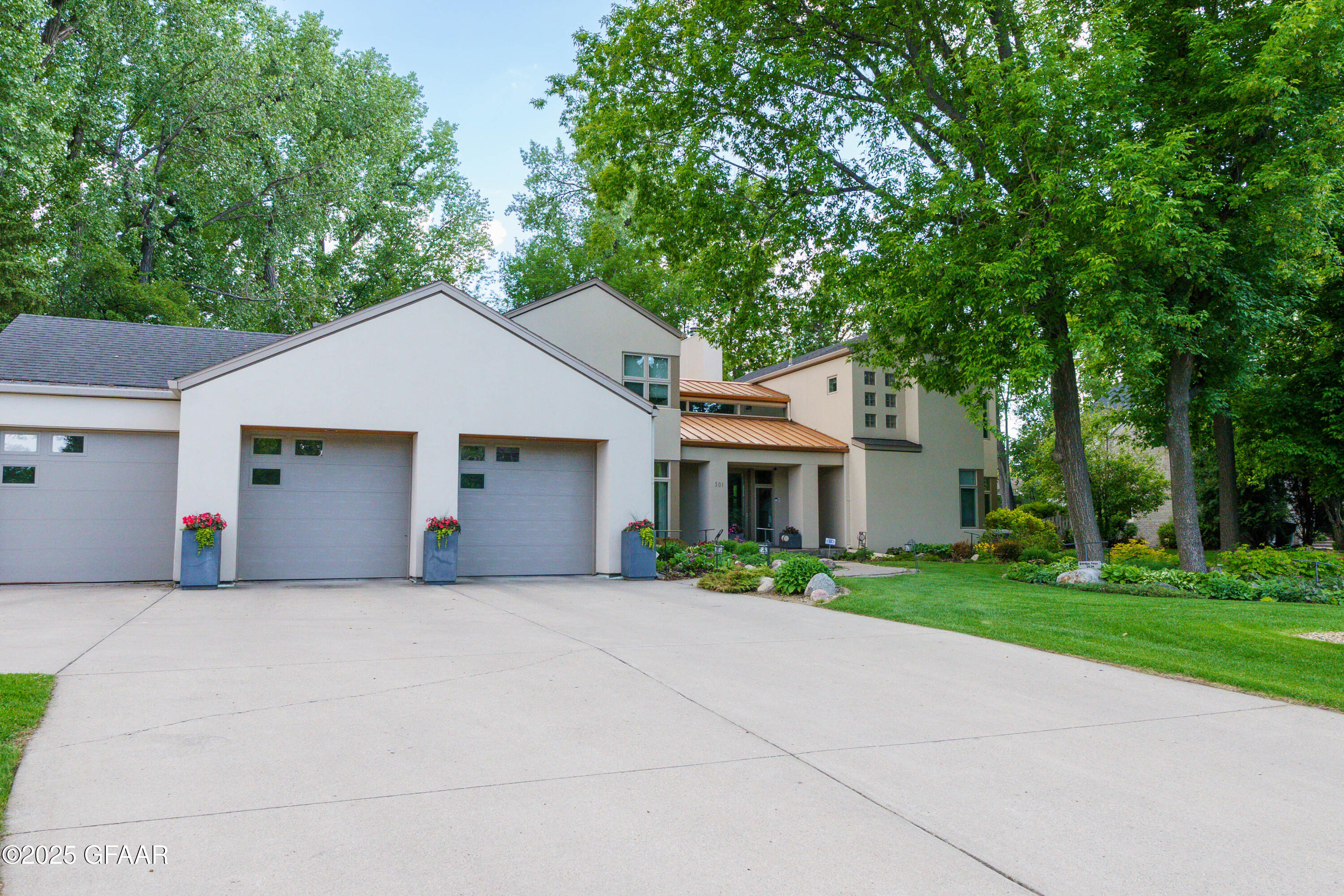 301 WOODLAND Circle