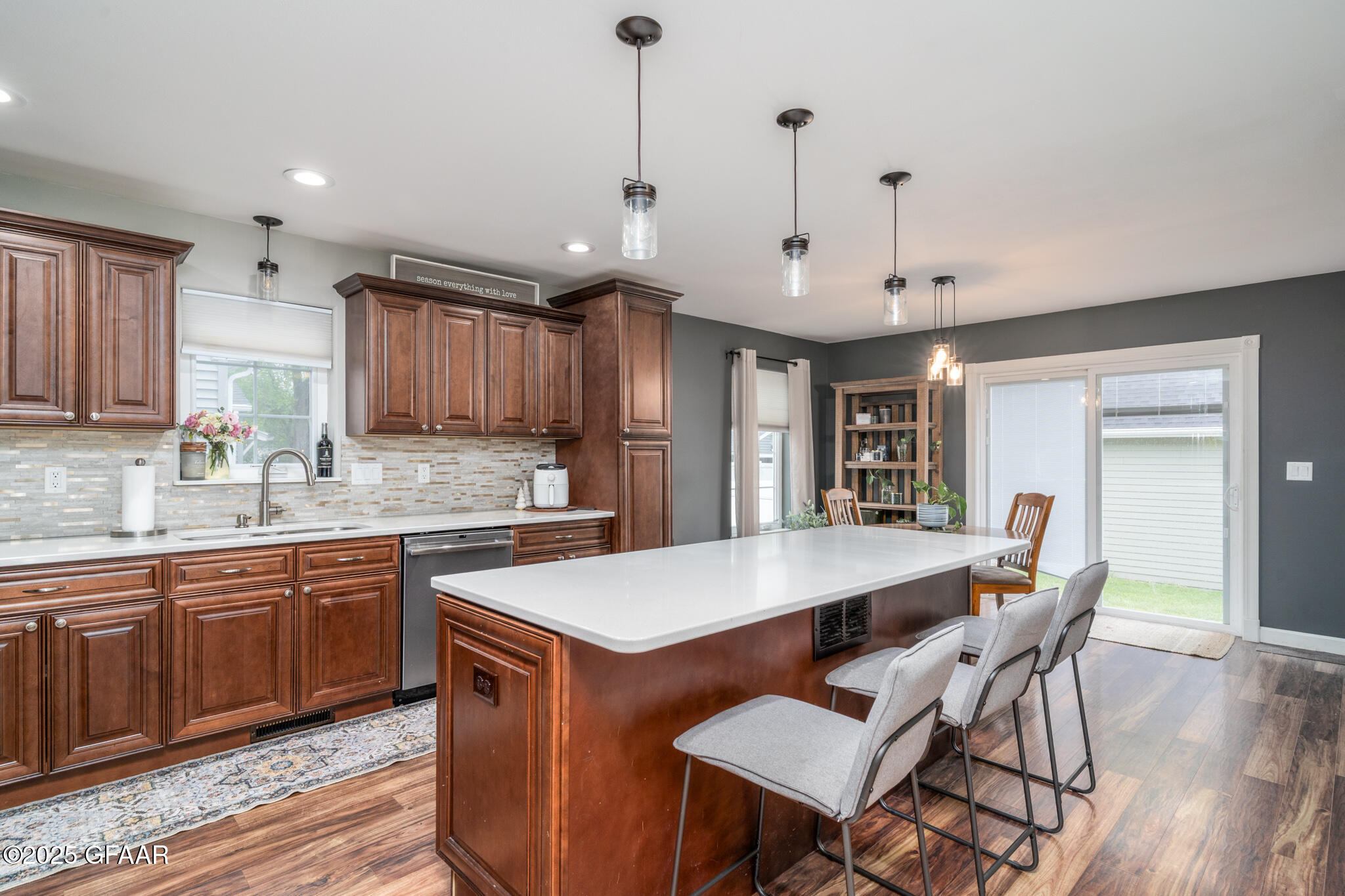 1427 CHESTNUT Street