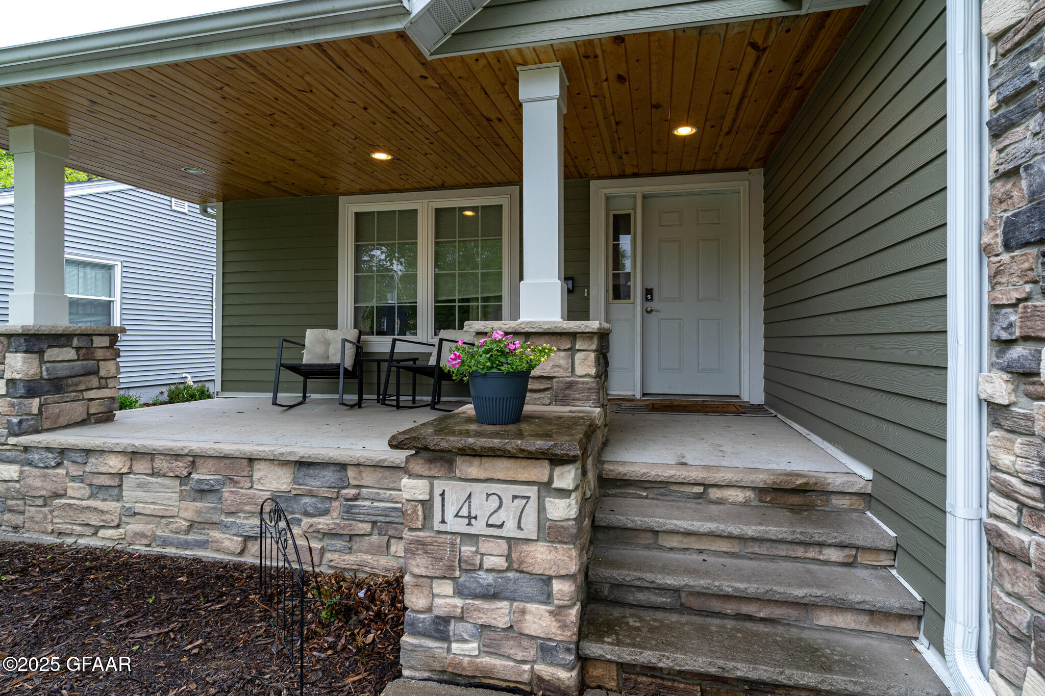 1427 CHESTNUT Street