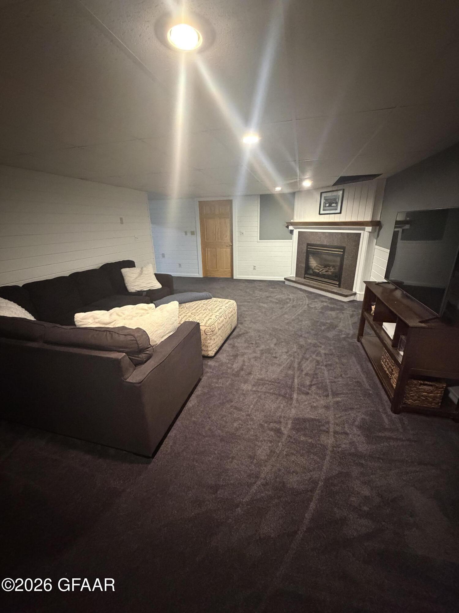 362 MOORHEAD Street W