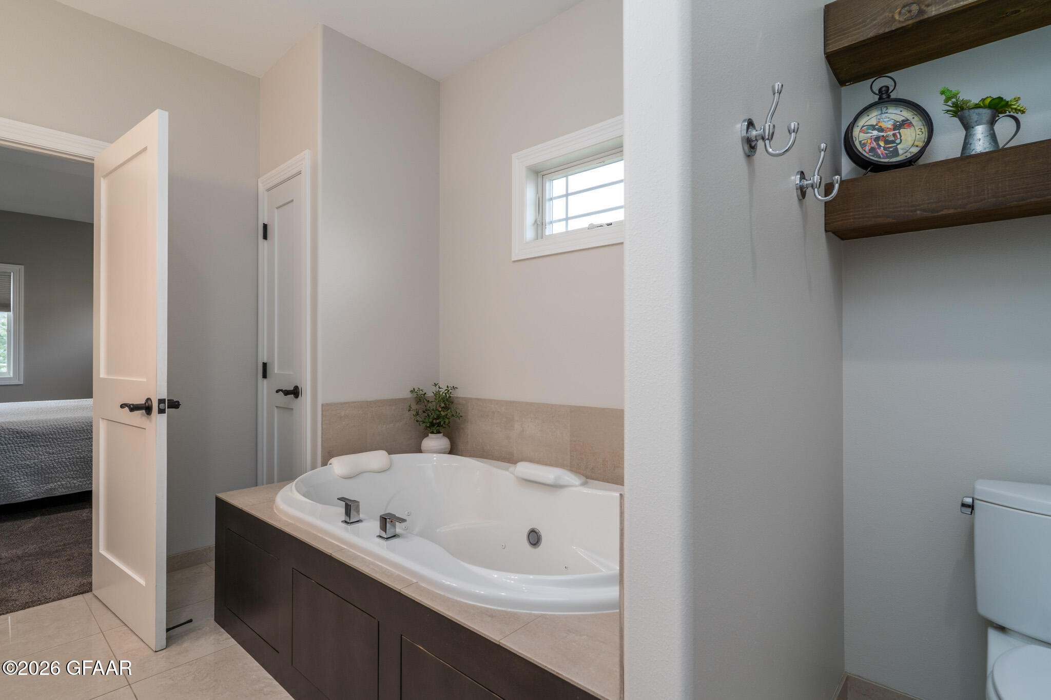 1466 ROBERT Circle