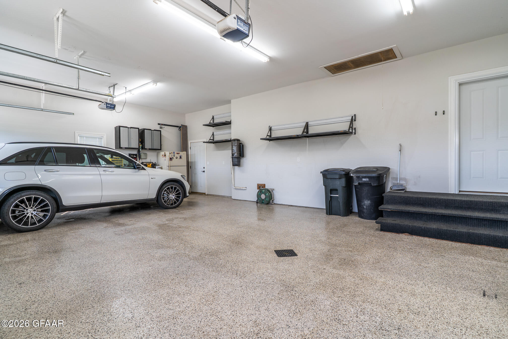 1466 ROBERT Circle