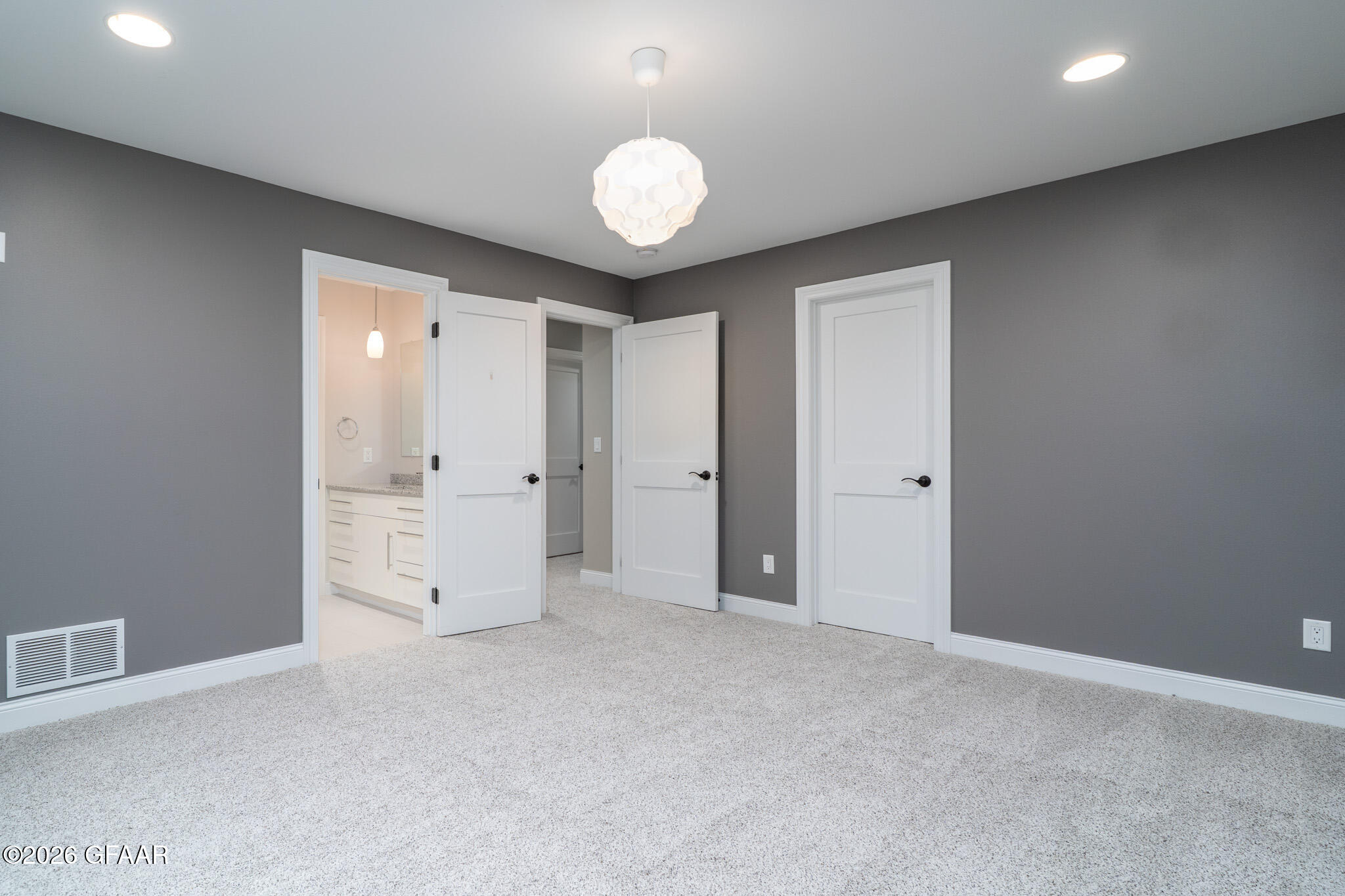 1466 ROBERT Circle