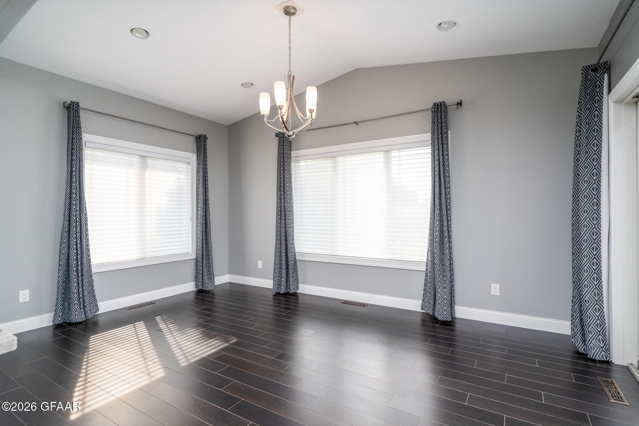 1466 ROBERT Circle