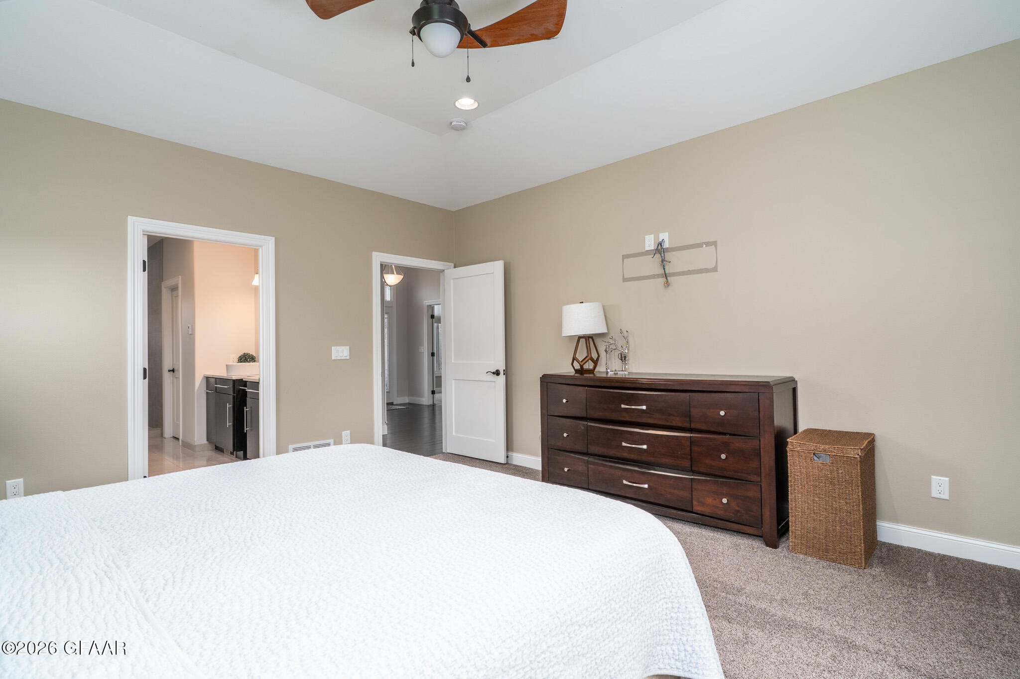 1466 ROBERT Circle