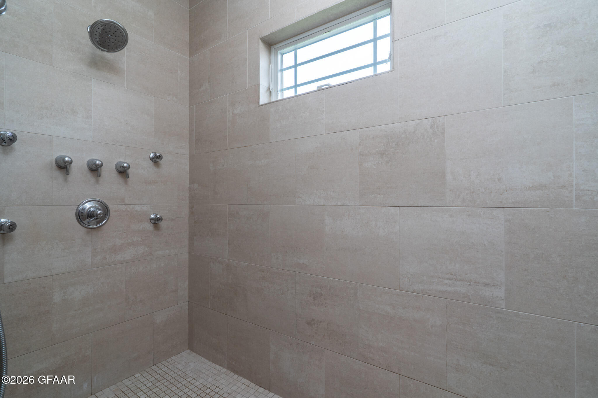 1466 ROBERT Circle