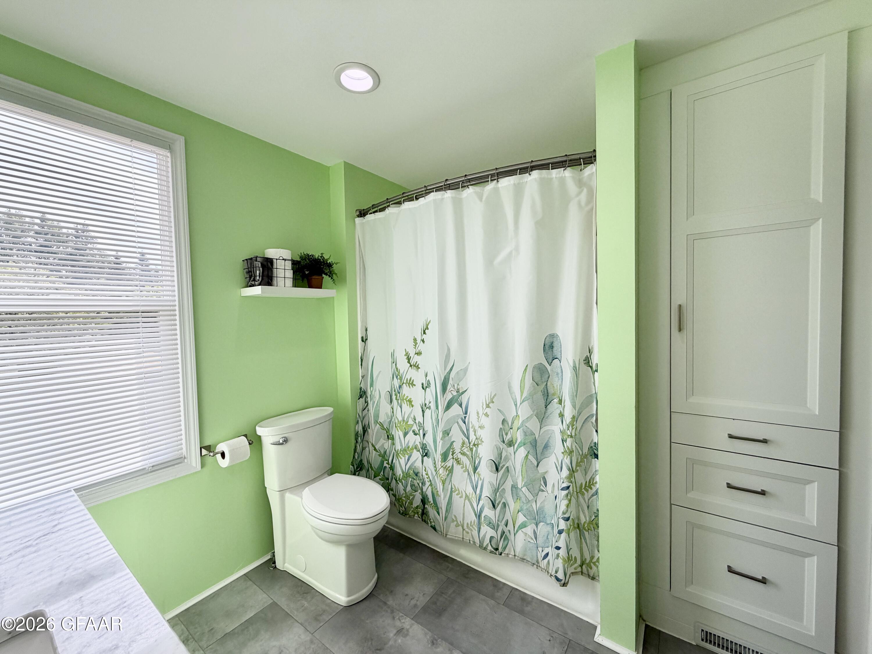 920 16TH Street E