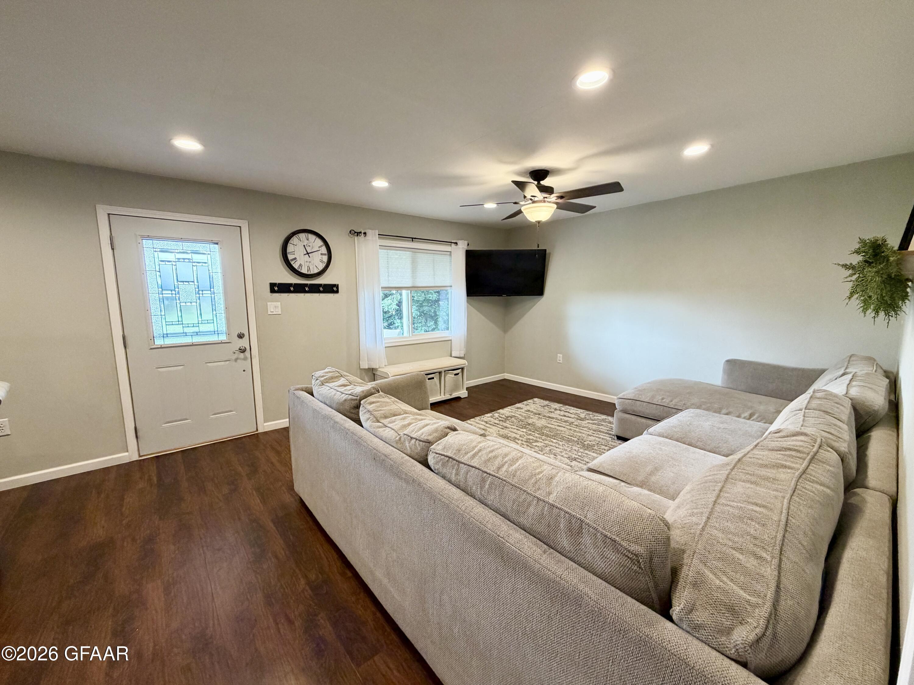 920 16TH Street E