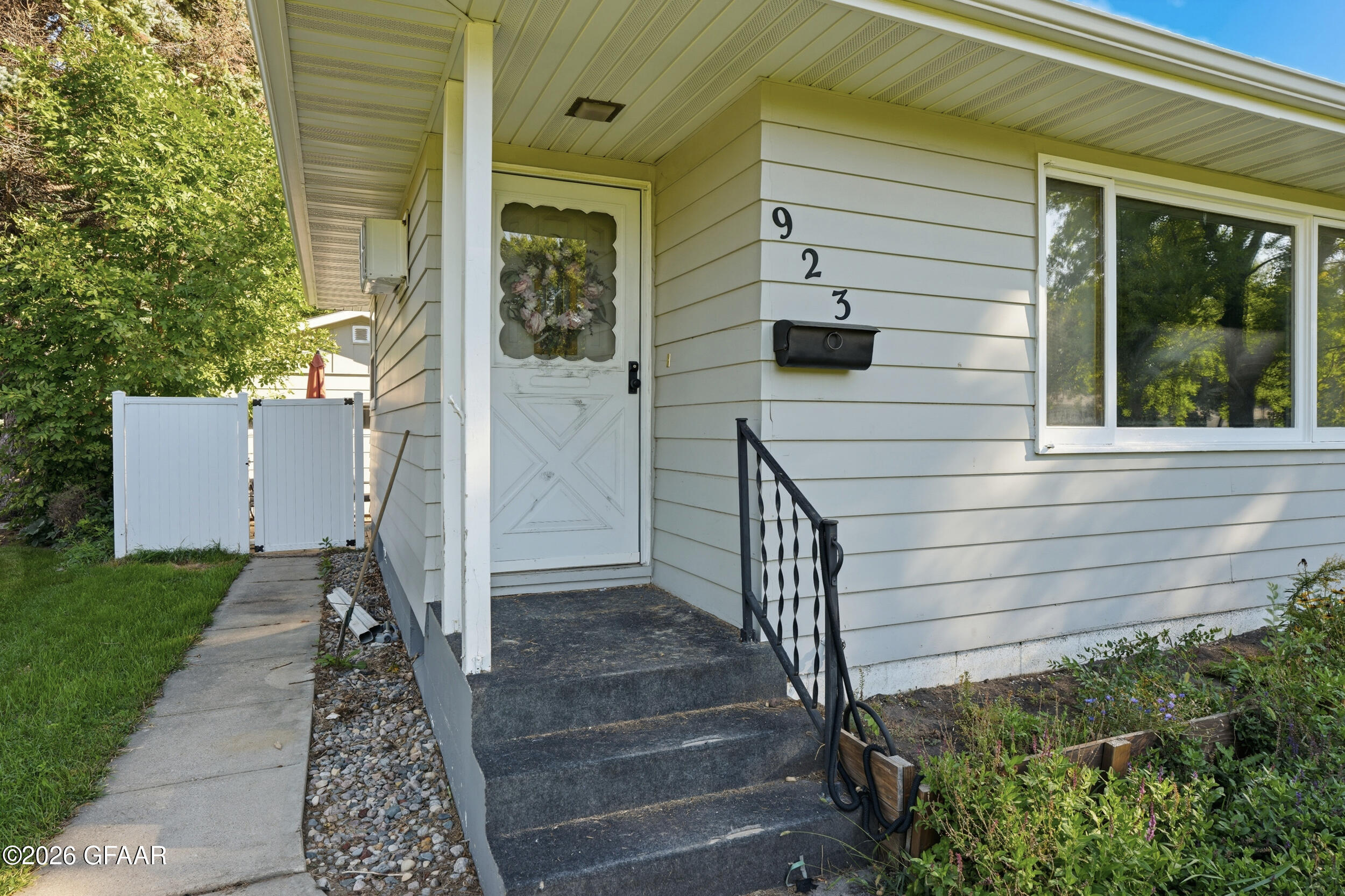 923 6TH STREET SE