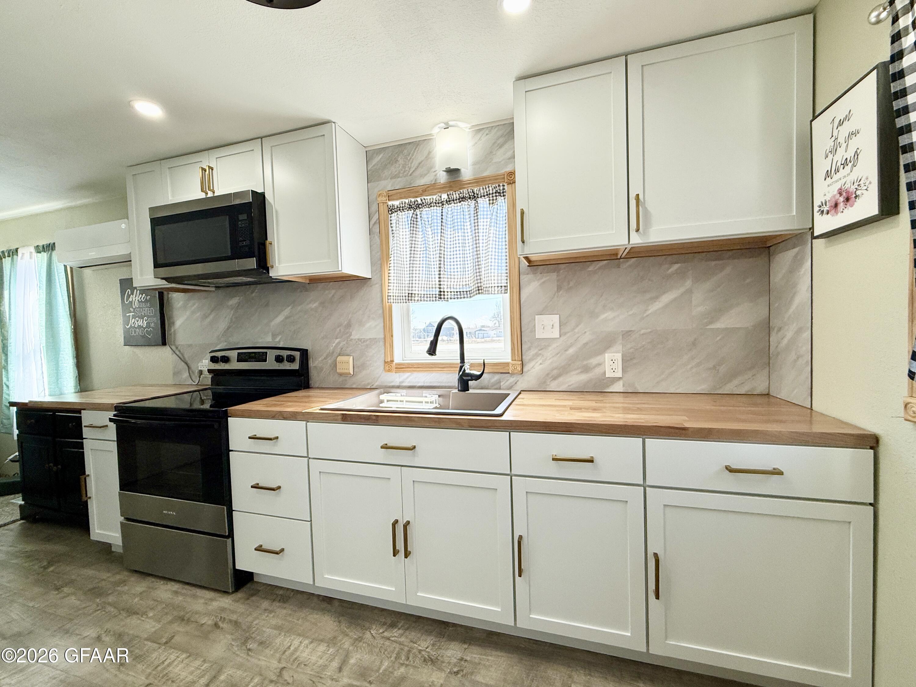906 9TH ST Street