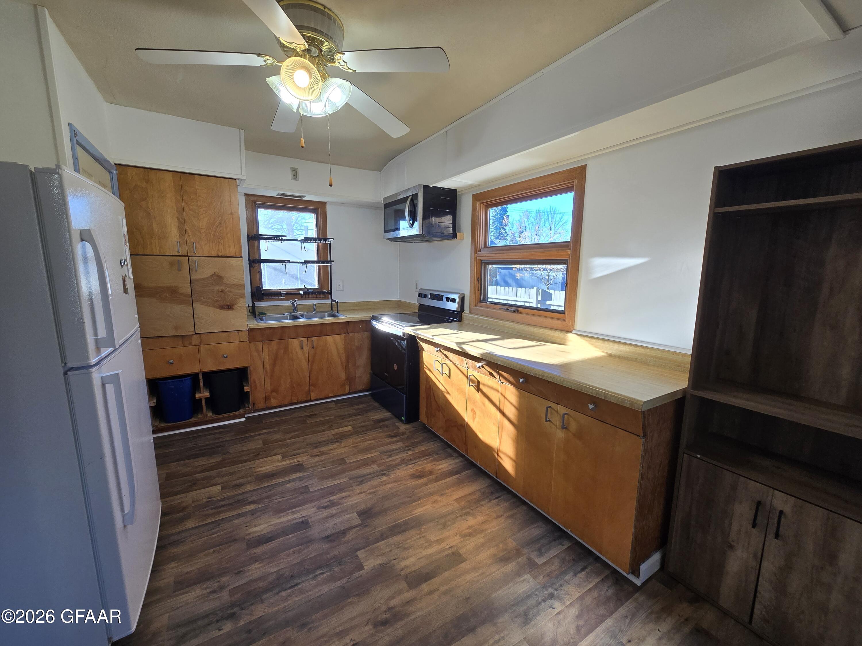 204 2ND Street W