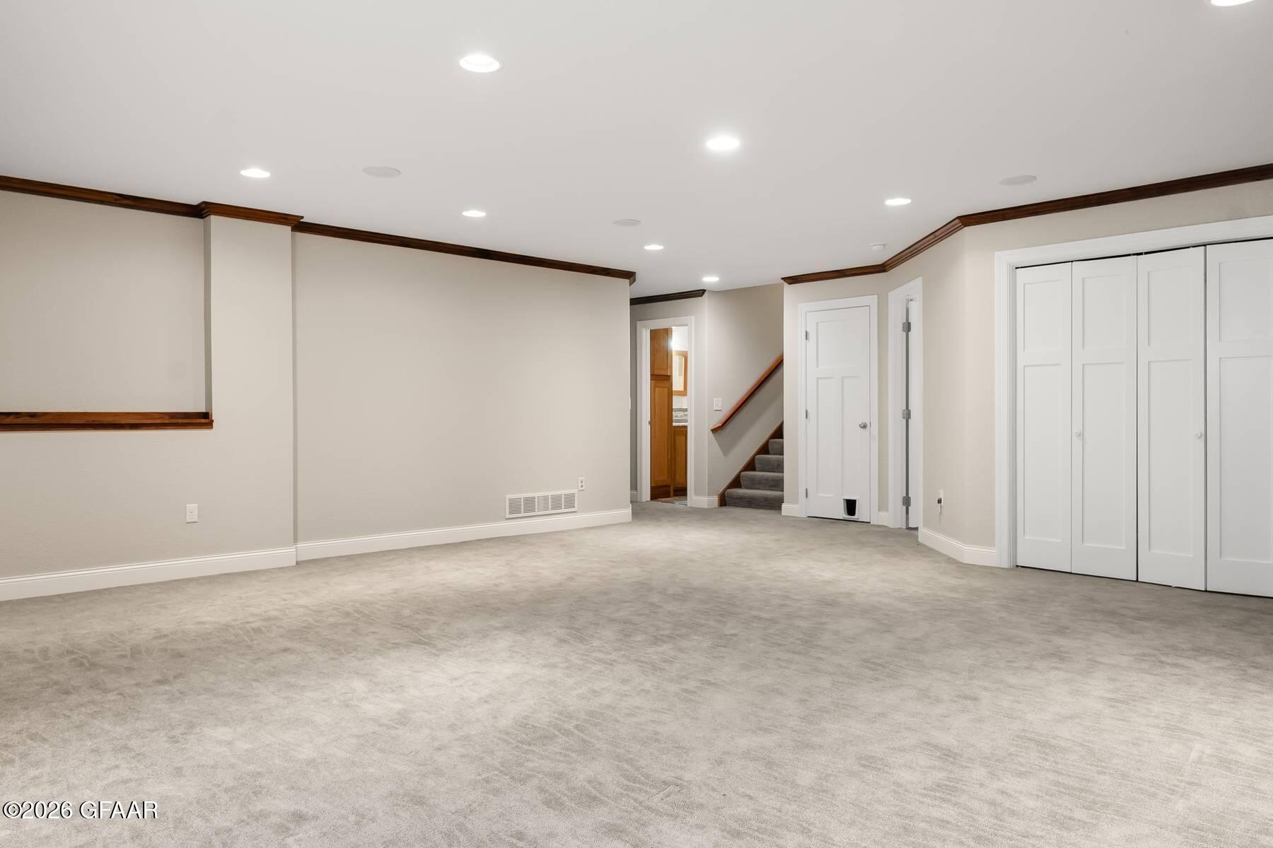 5690 PRAIRIEWOOD Drive W