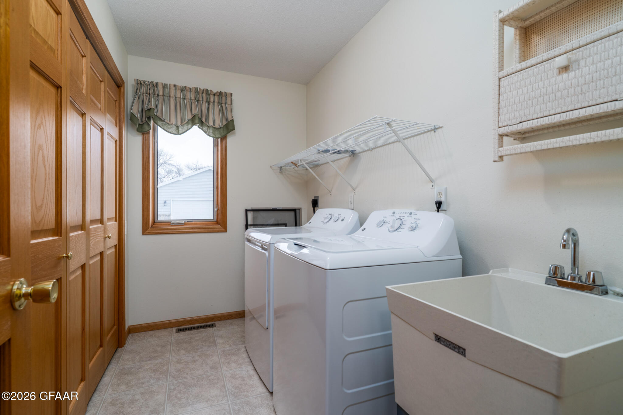 417 CRESTWOOD Court SE