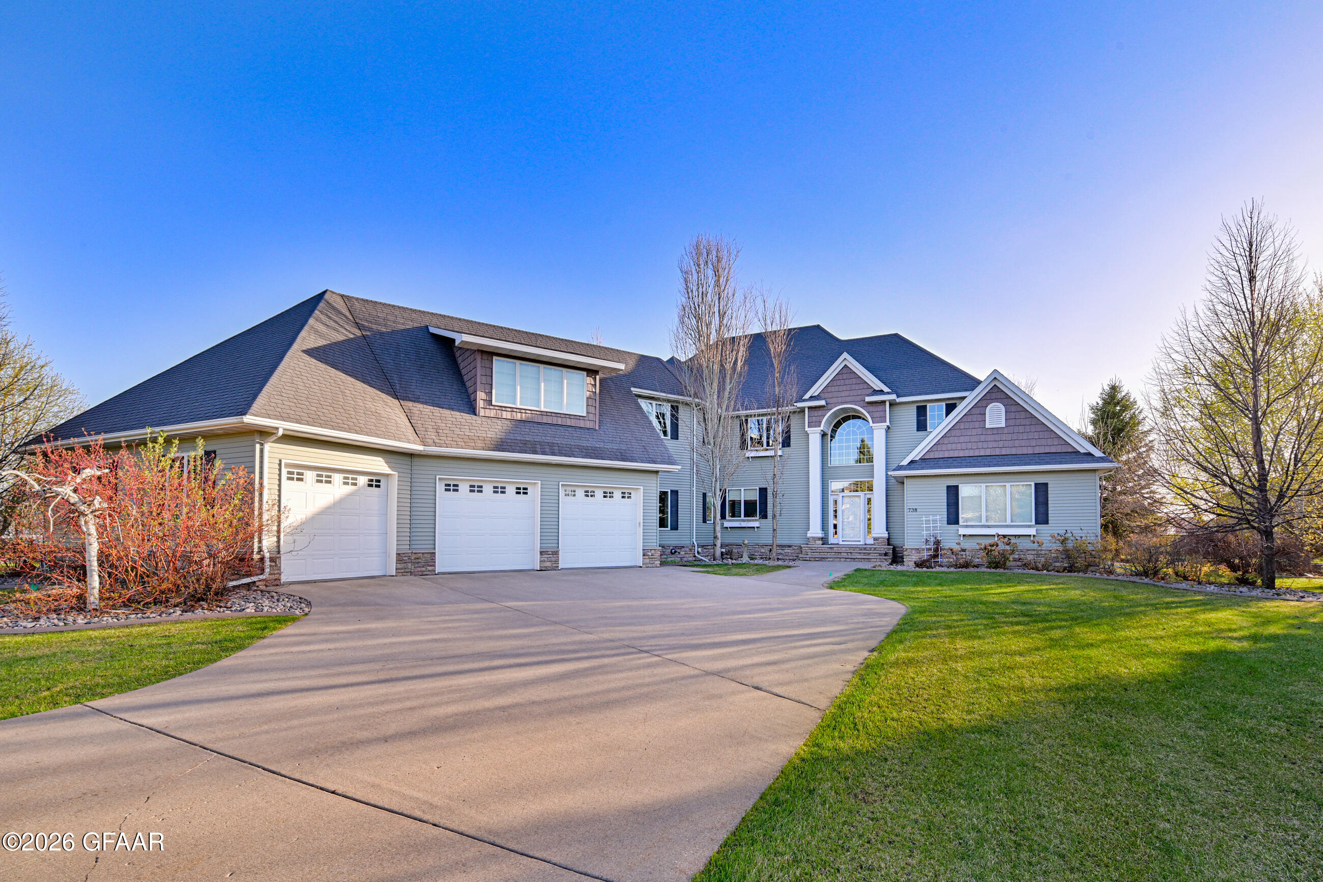 738 VINEYARD Circle