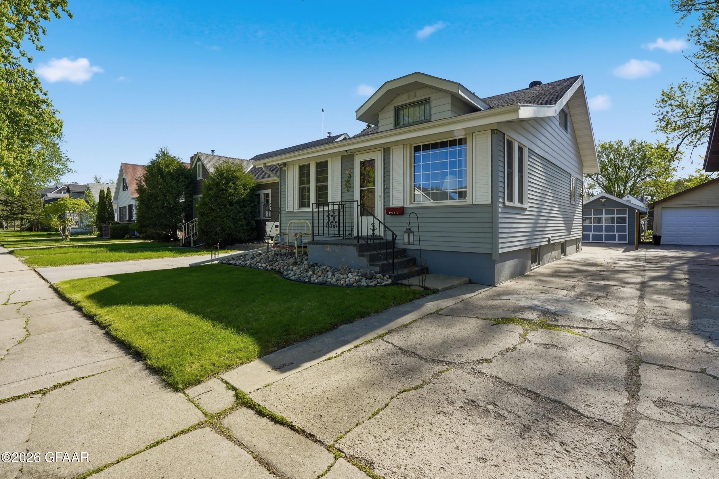 1109 COTTONWOOD Street