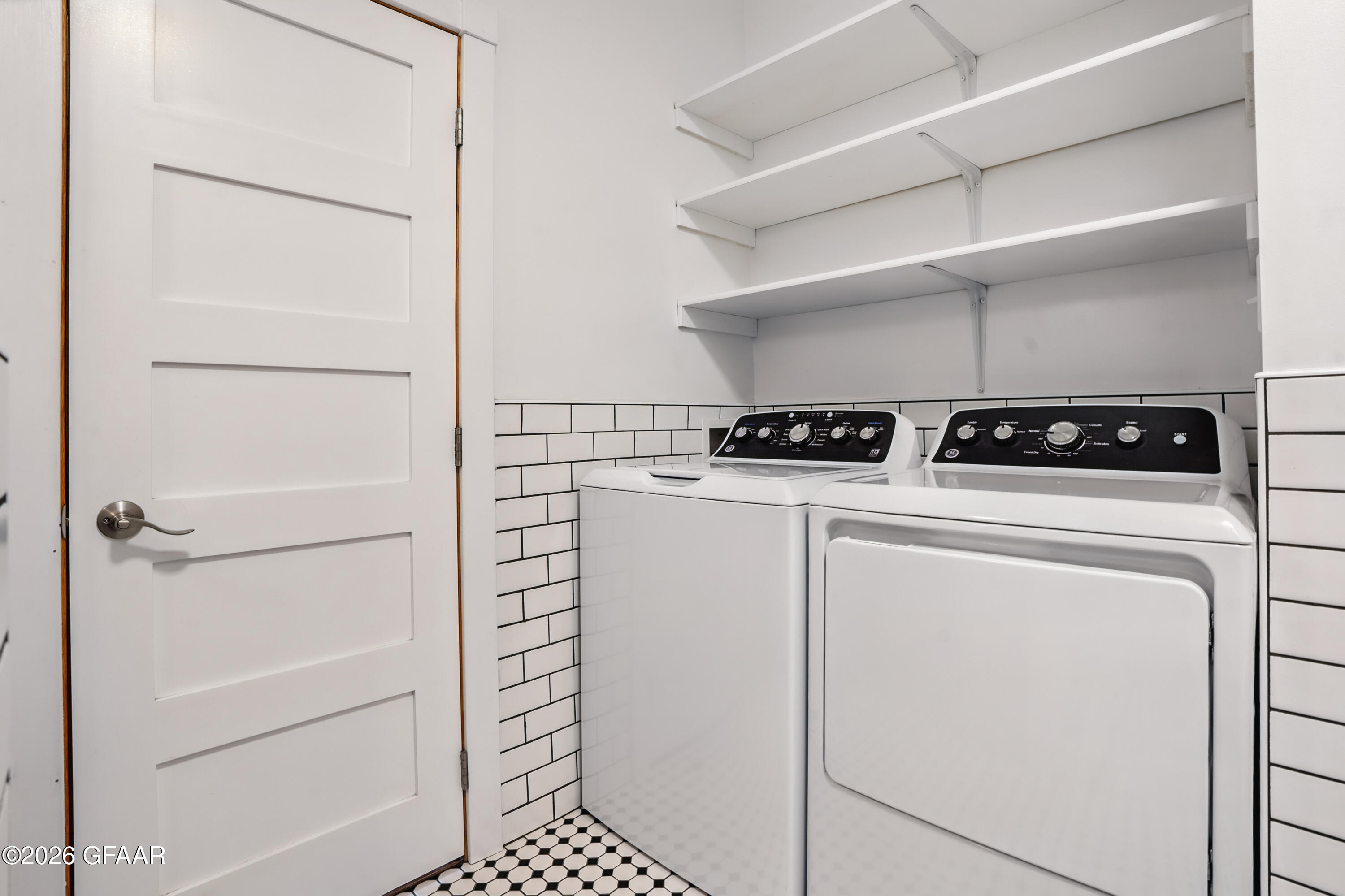 107 JOHNSON Avenue E