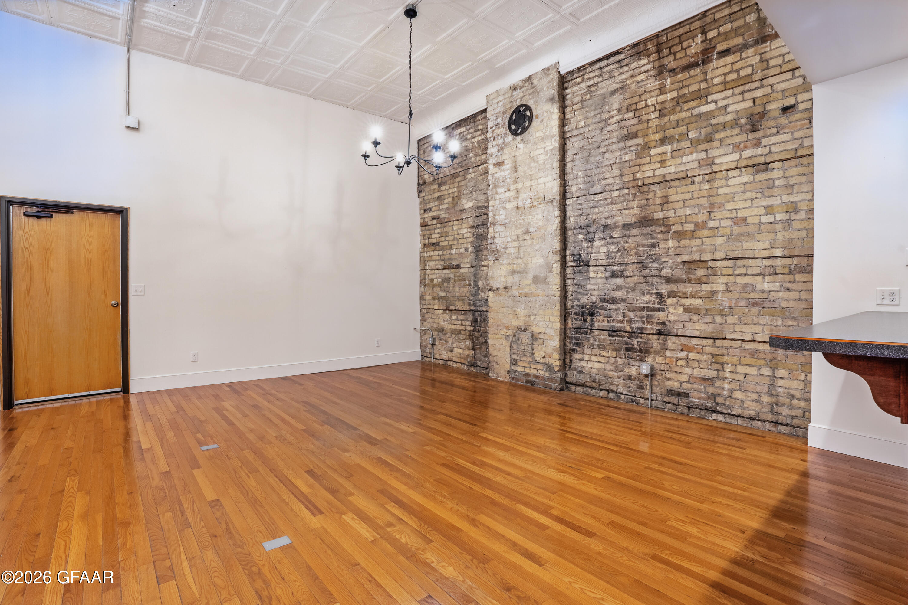 107 JOHNSON Avenue E