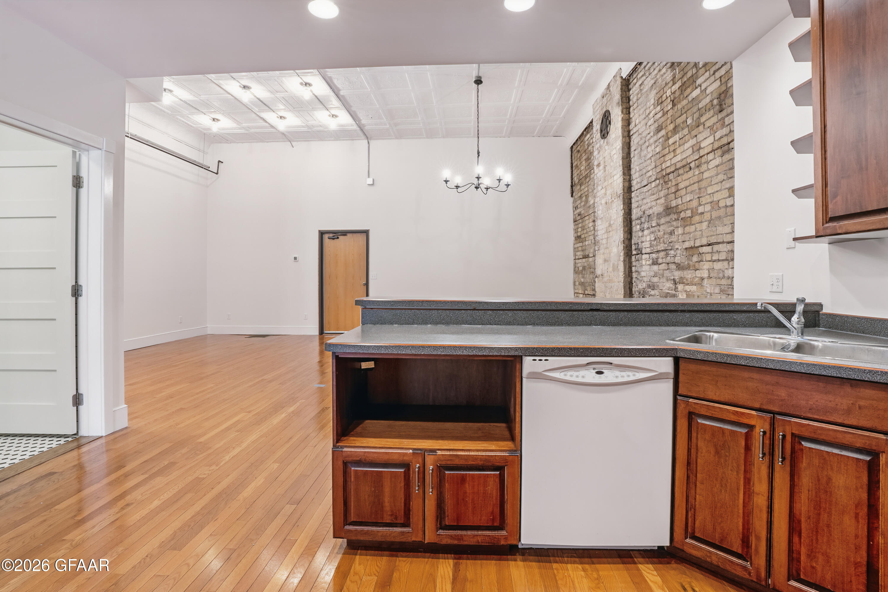 107 JOHNSON Avenue E