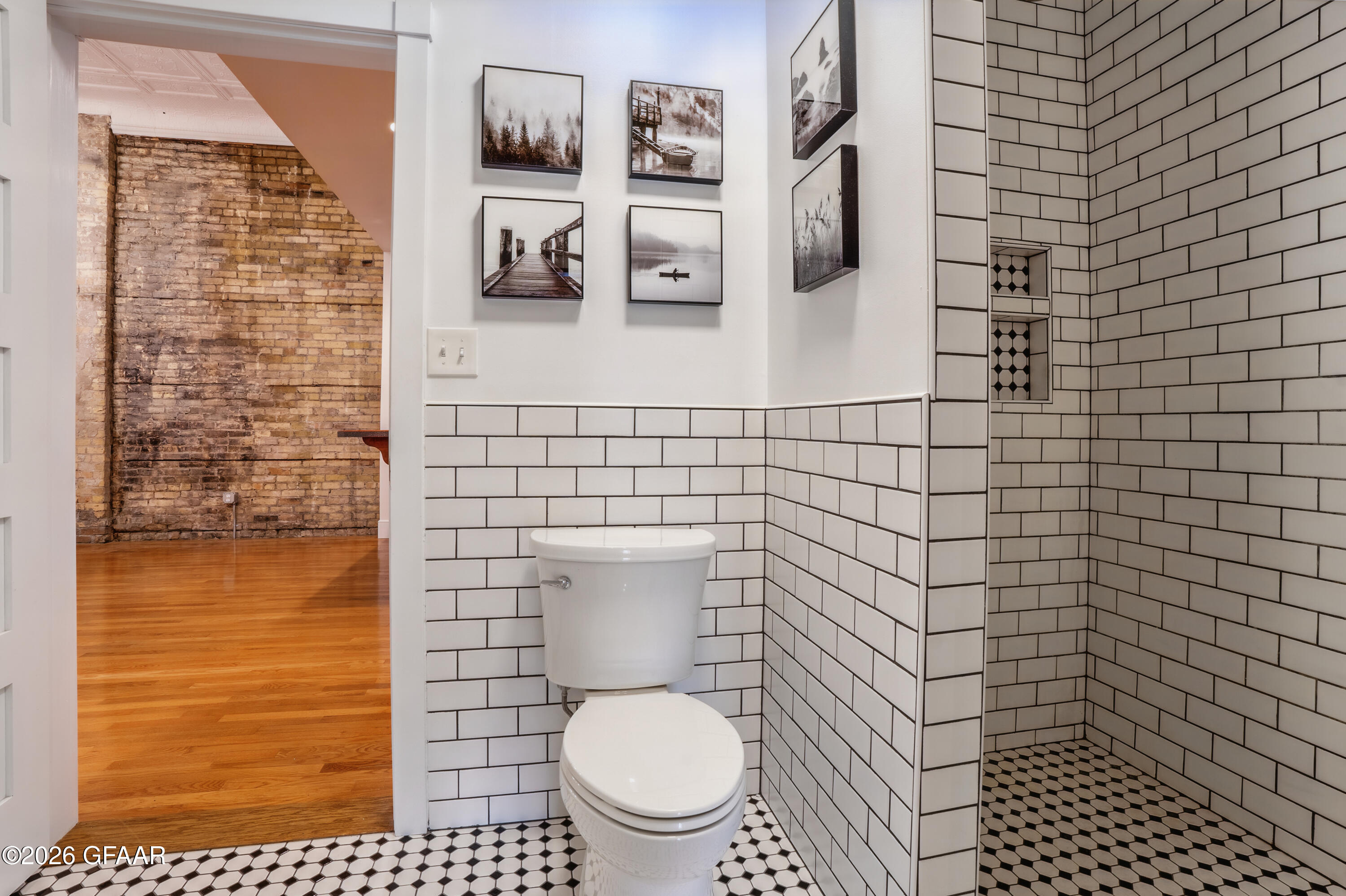 107 JOHNSON Avenue E