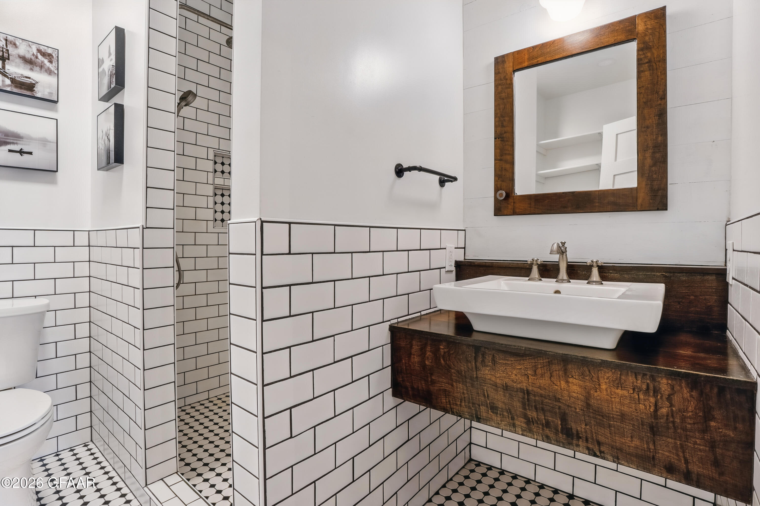 107 JOHNSON Avenue E