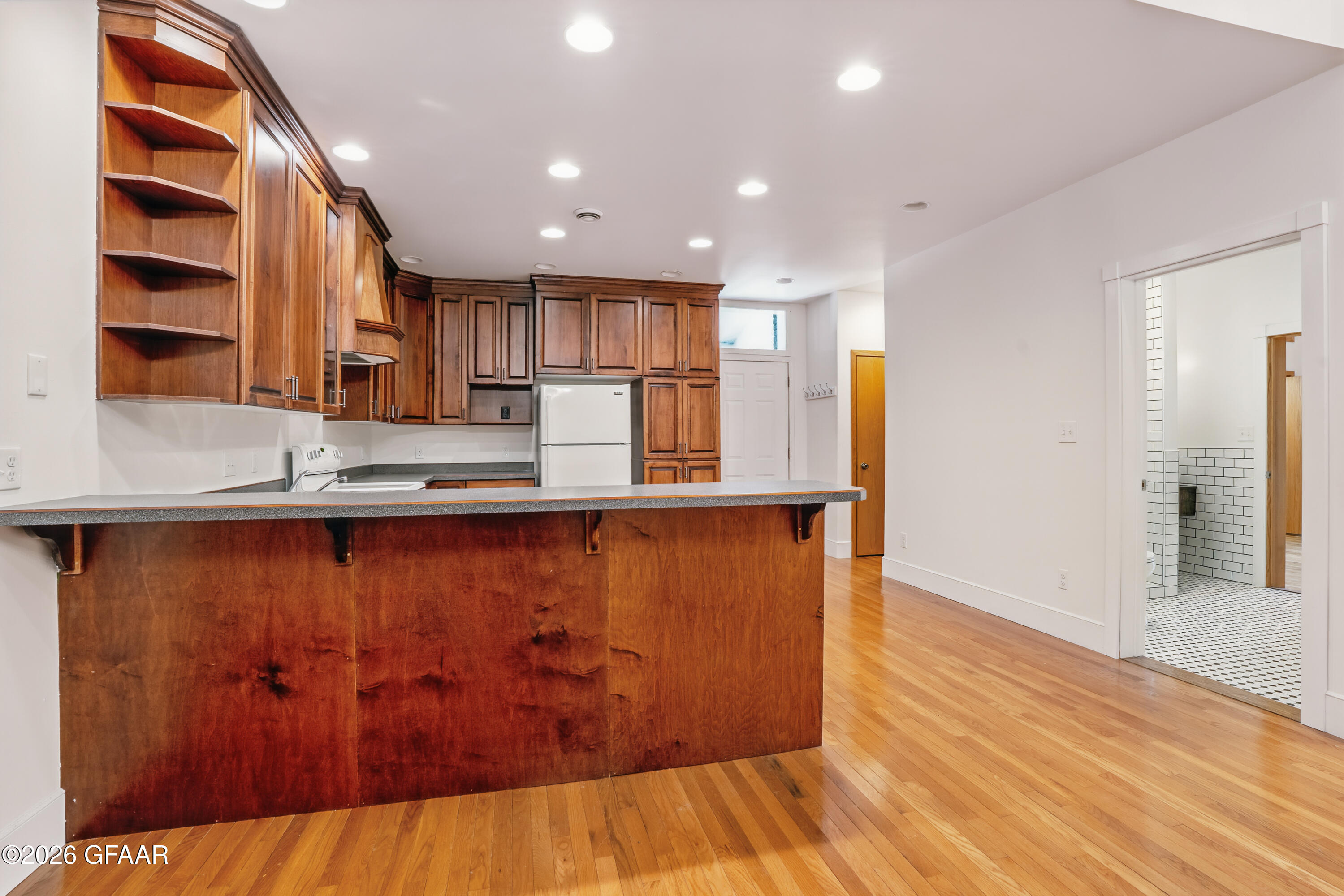 107 JOHNSON Avenue E