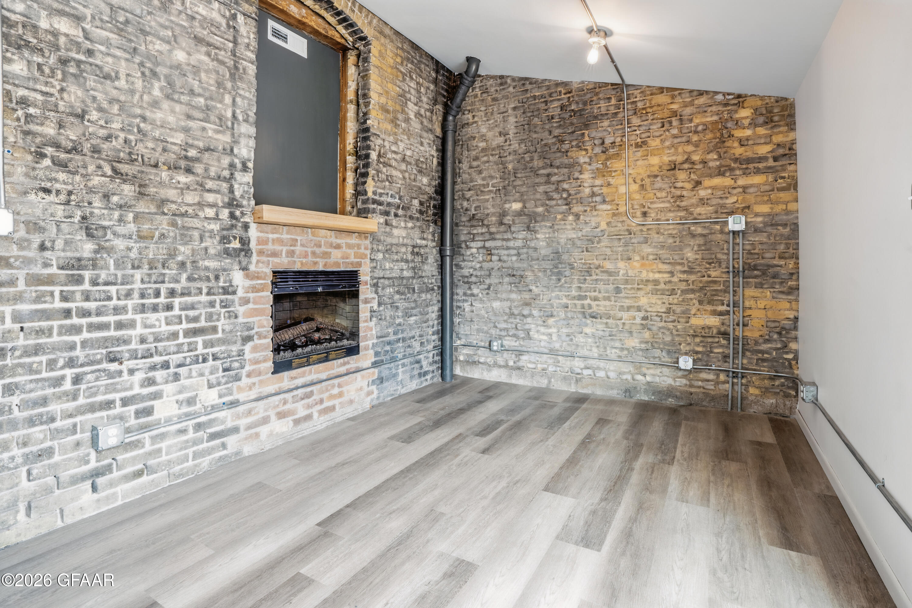 107 JOHNSON Avenue E