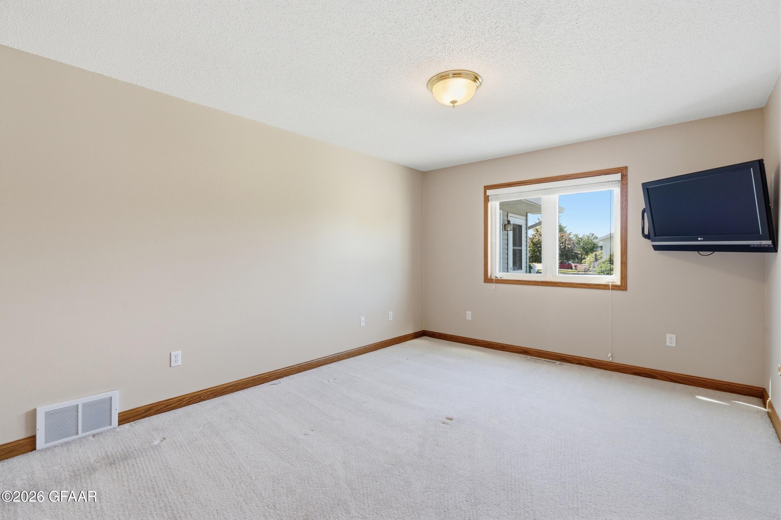 2226 PIONEER Court NW