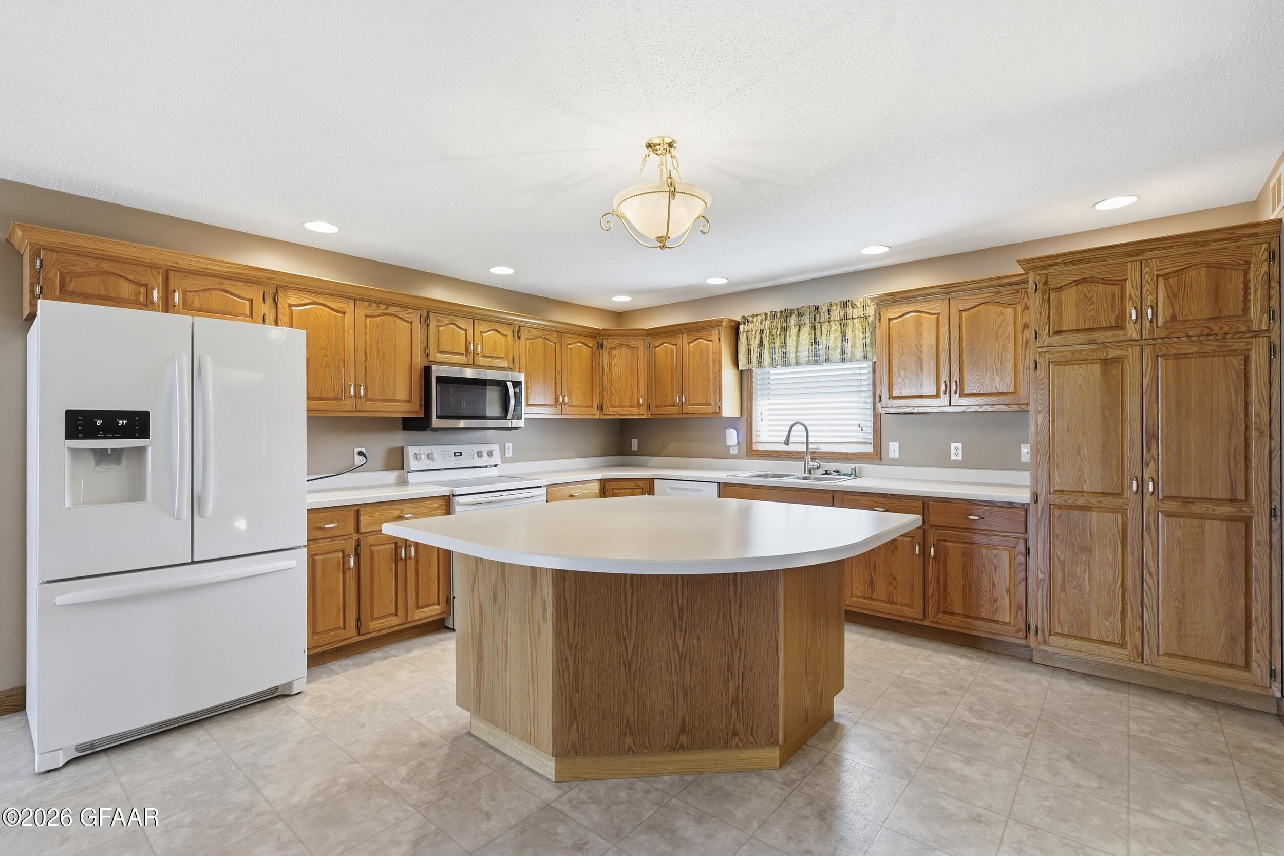 2226 PIONEER Court NW