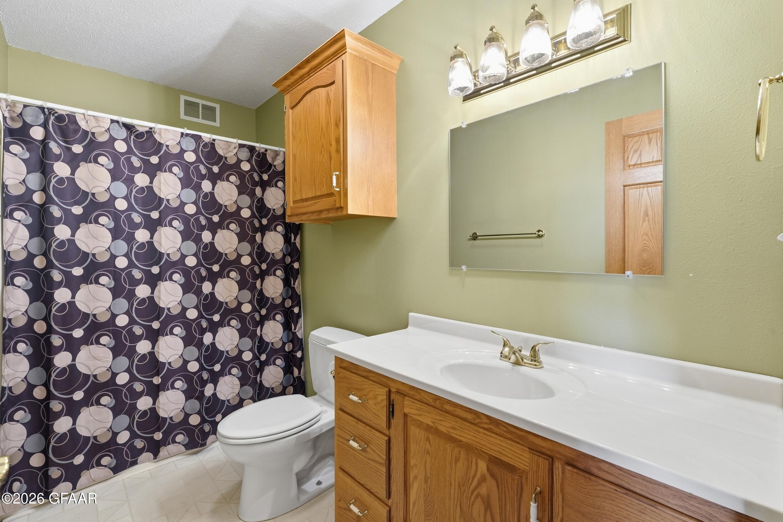 2226 PIONEER Court NW