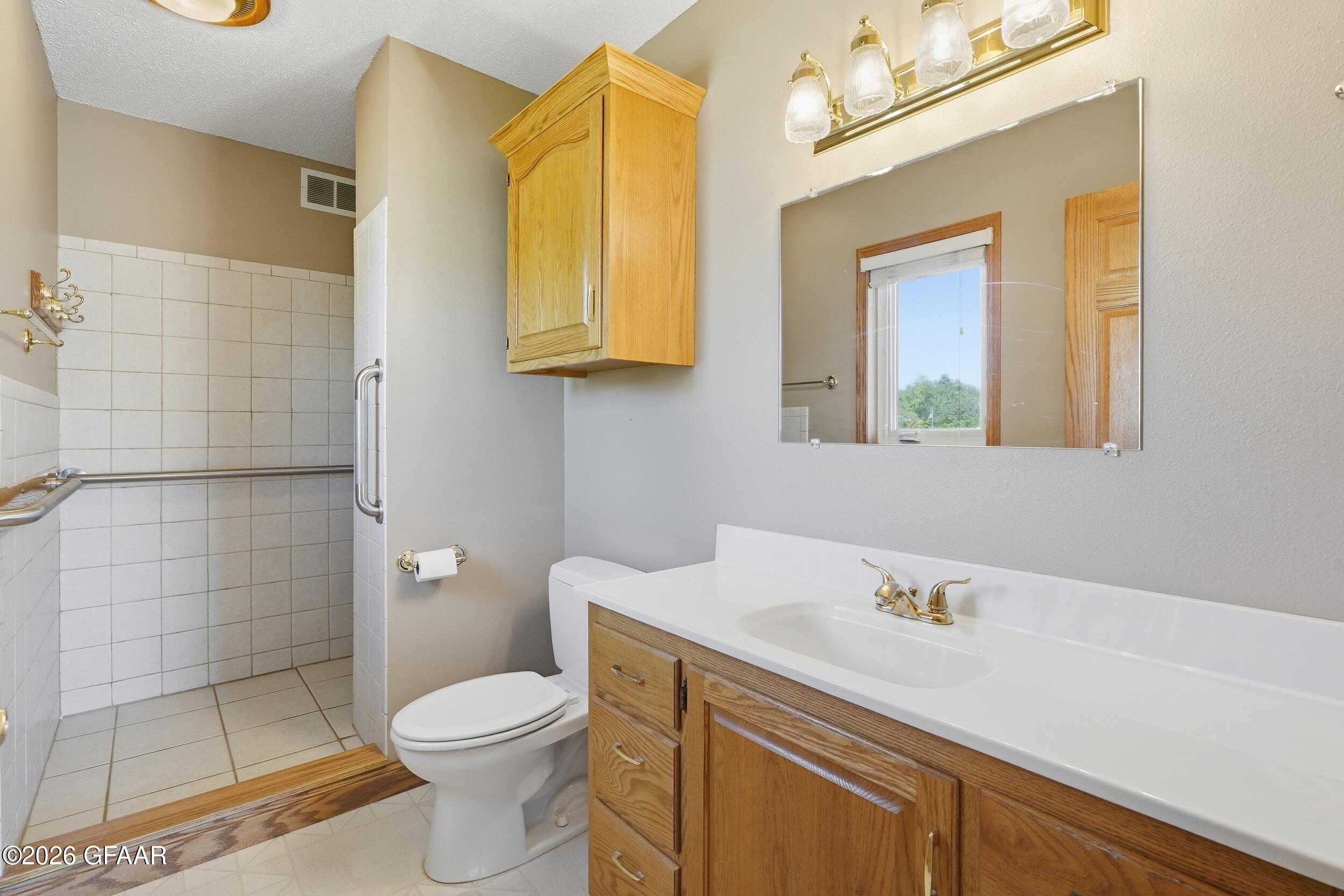 2226 PIONEER Court NW