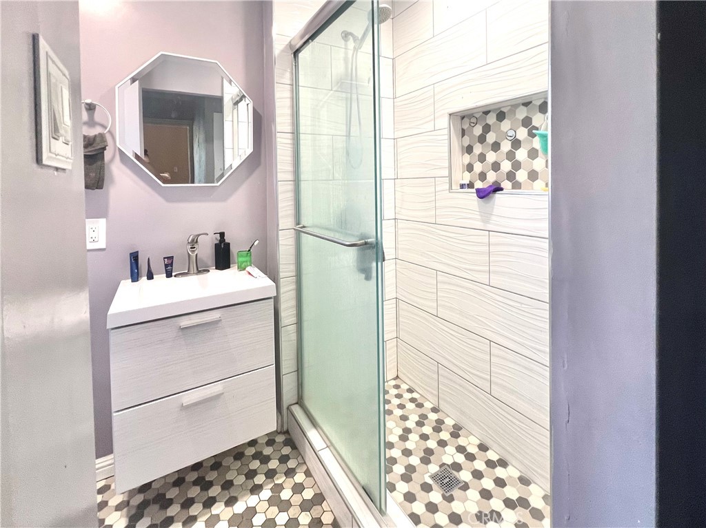 2122 S Harcourt Avenue