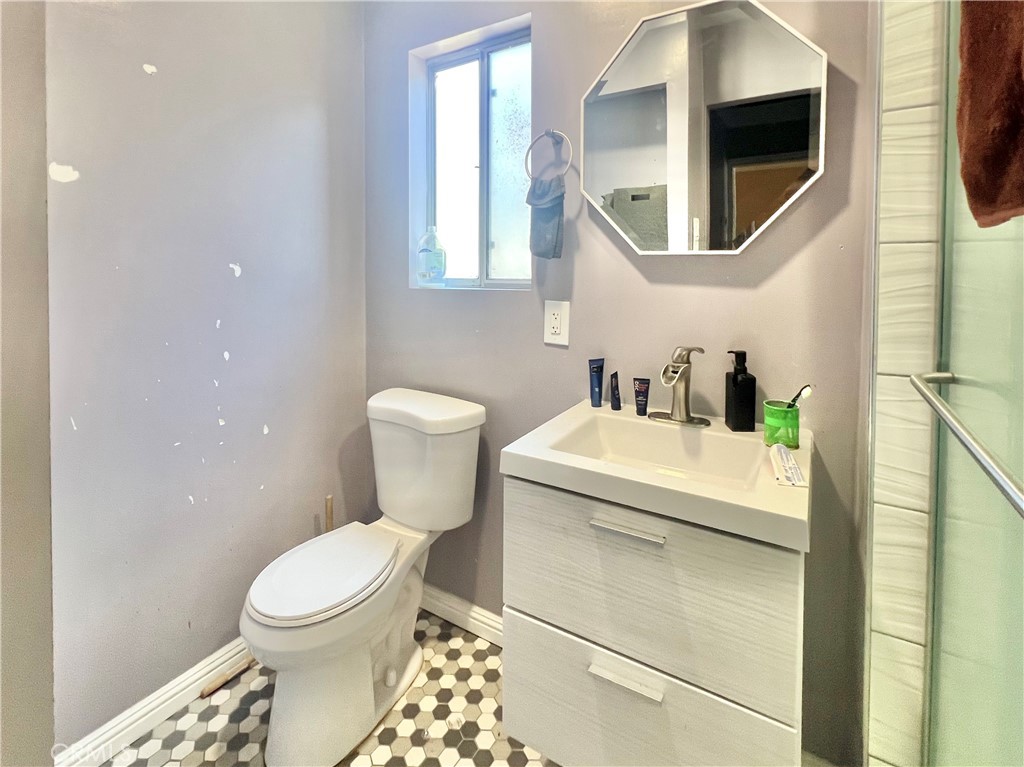 2122 S Harcourt Avenue