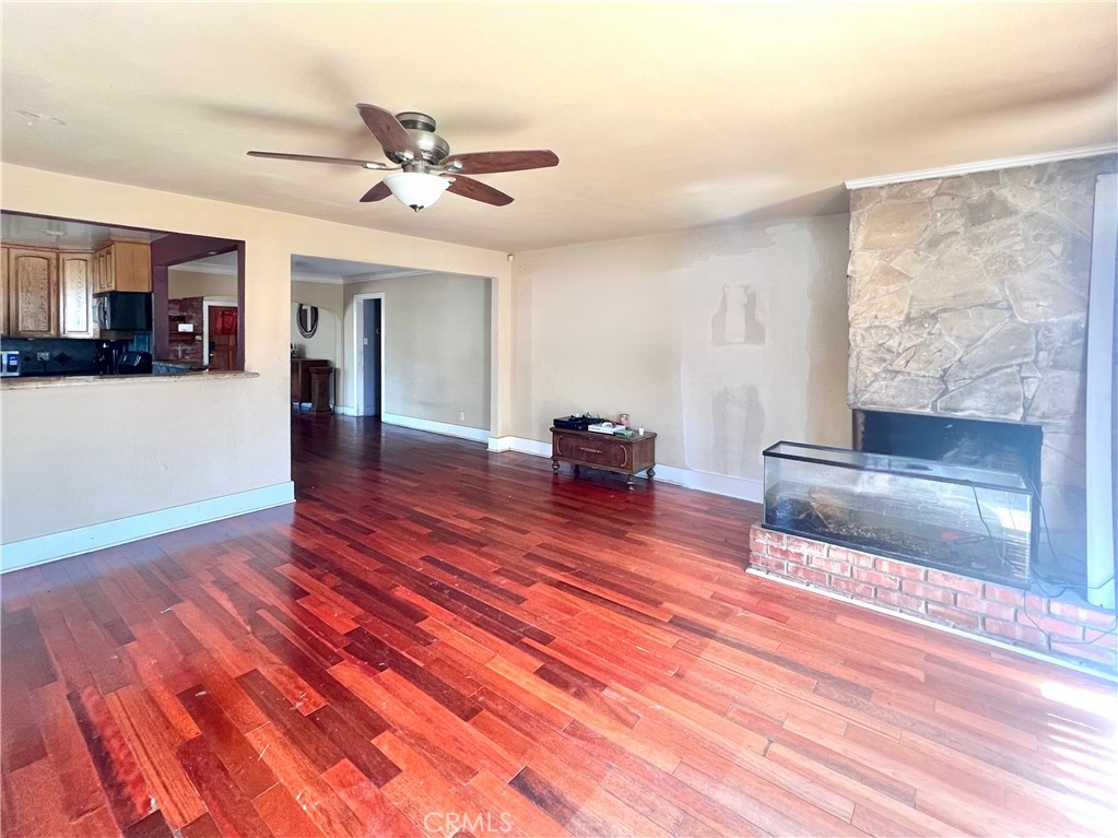 2122 S Harcourt Avenue