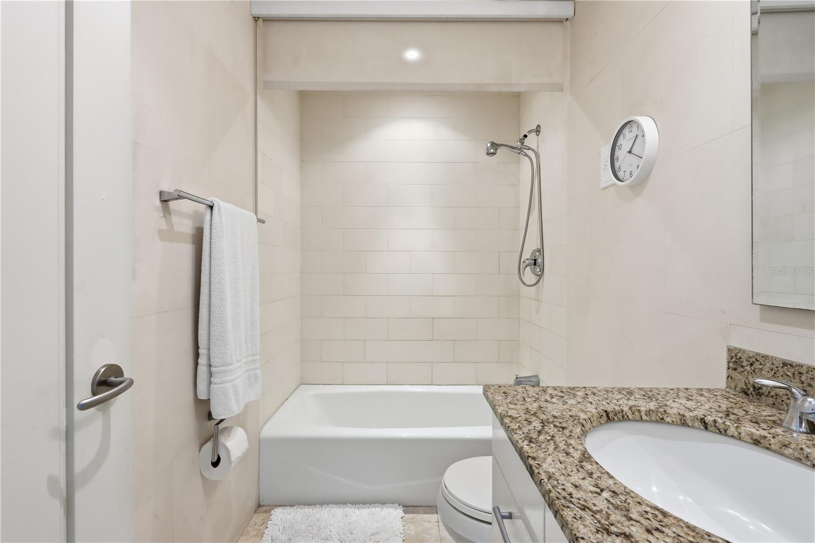 1052 ASHFORD AVE #7C