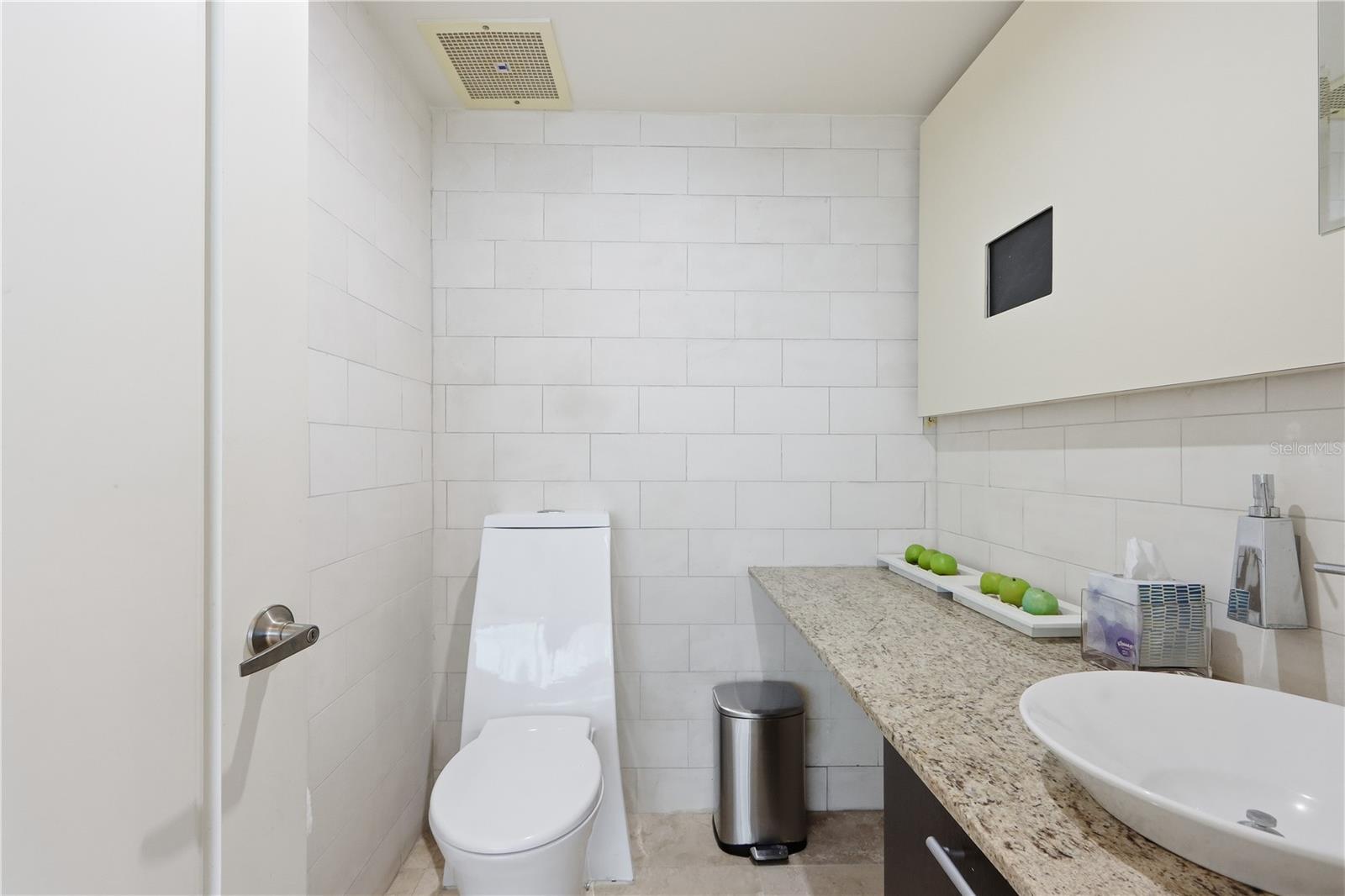 1052 ASHFORD AVE #7C