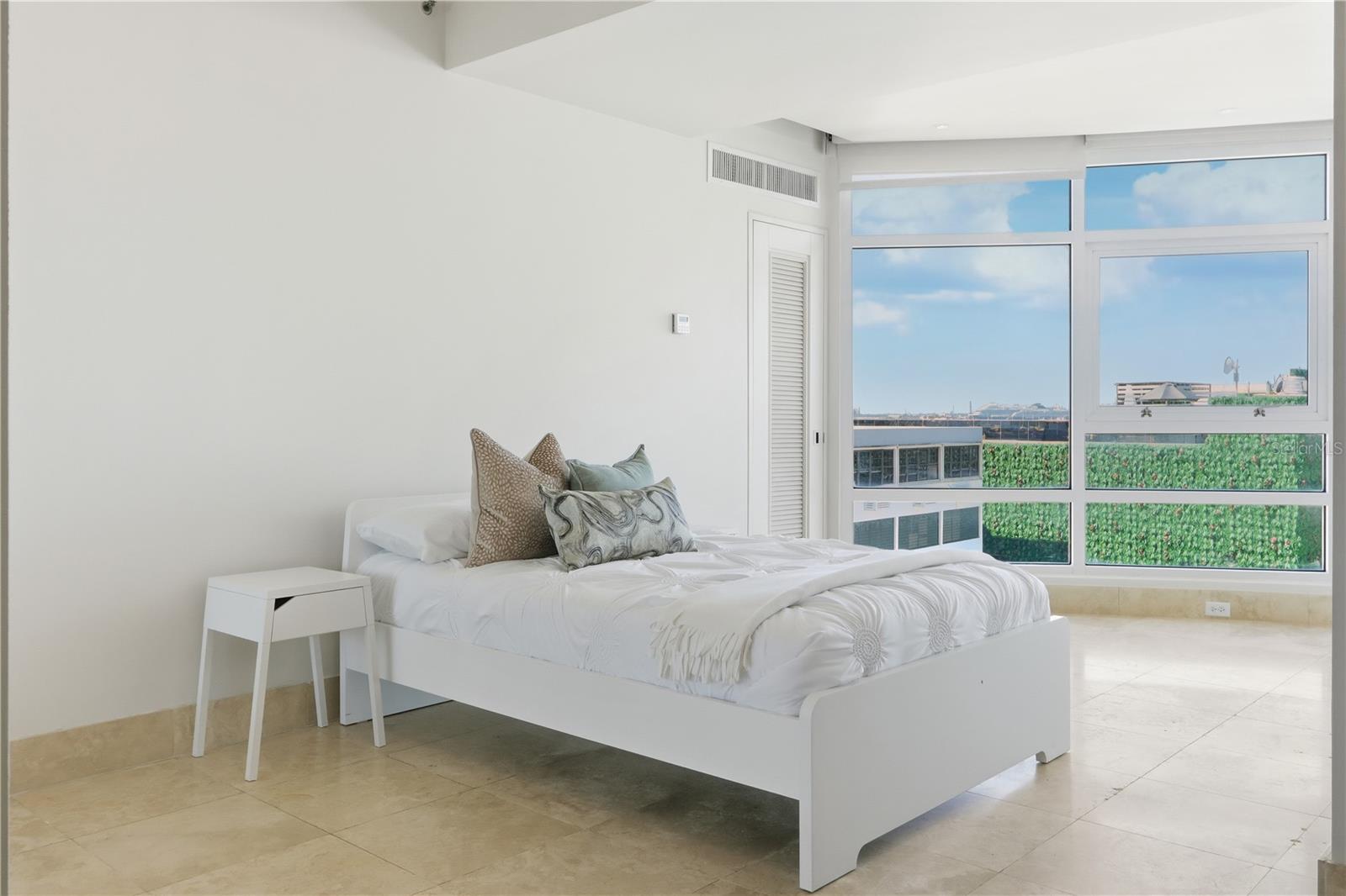 1052 ASHFORD AVE #7C