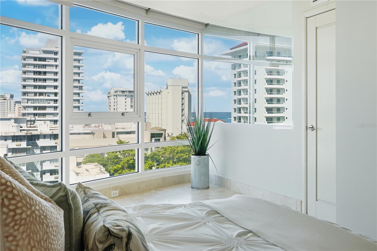 1052 ASHFORD AVE #7C