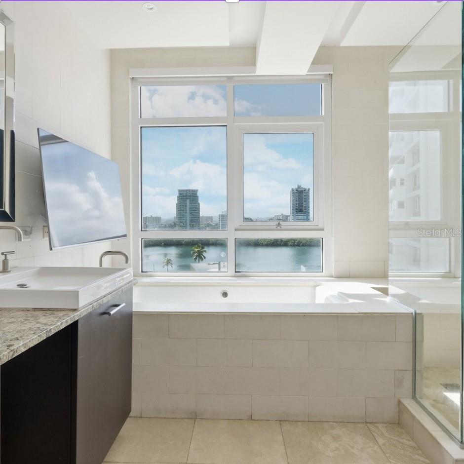 1052 ASHFORD AVE #7C