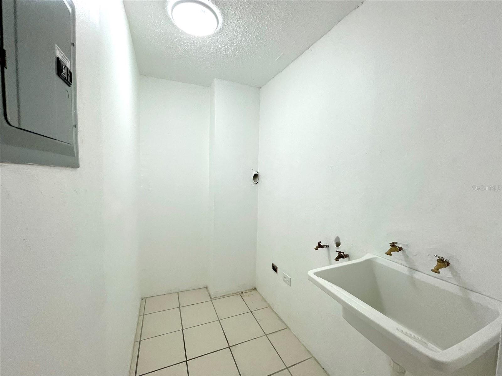 CXJJ+2VJ AVE LAGUNA #A 33