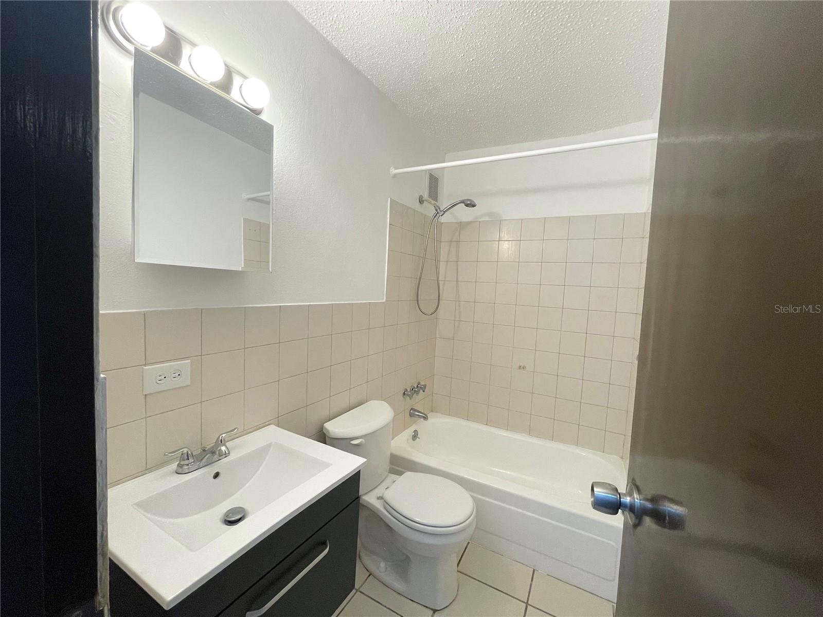 CXJJ+2VJ AVE LAGUNA #A 33