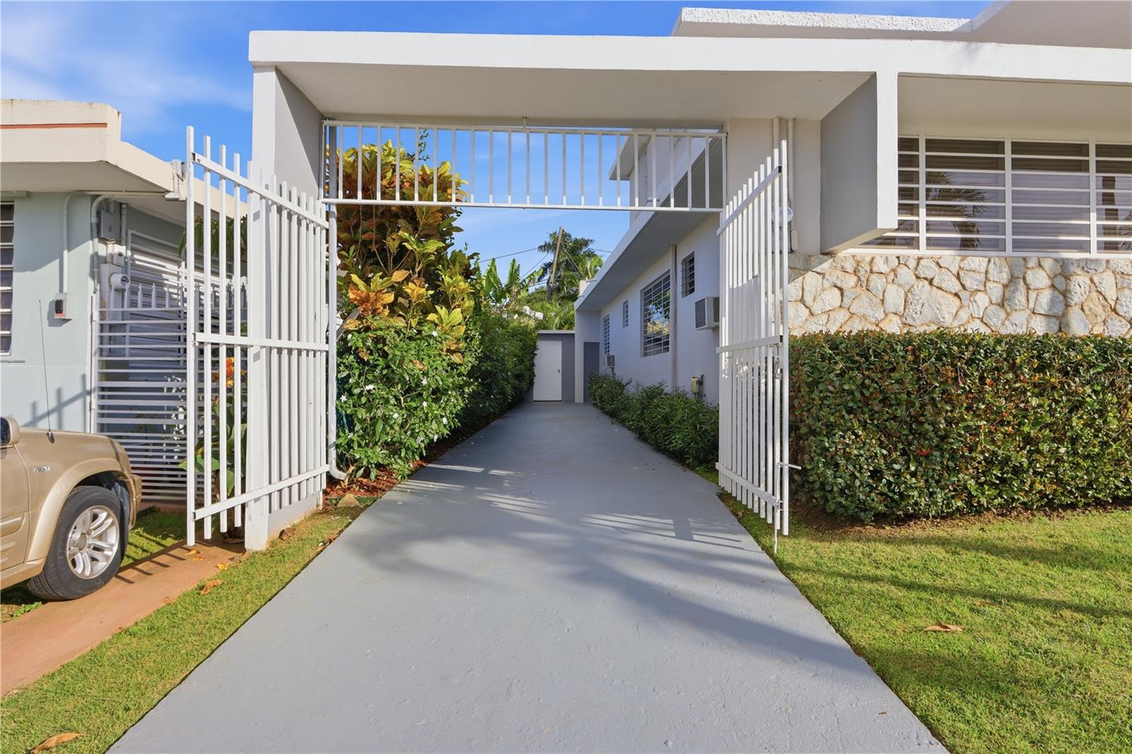 1617 SANTA PRAXEDES #1617